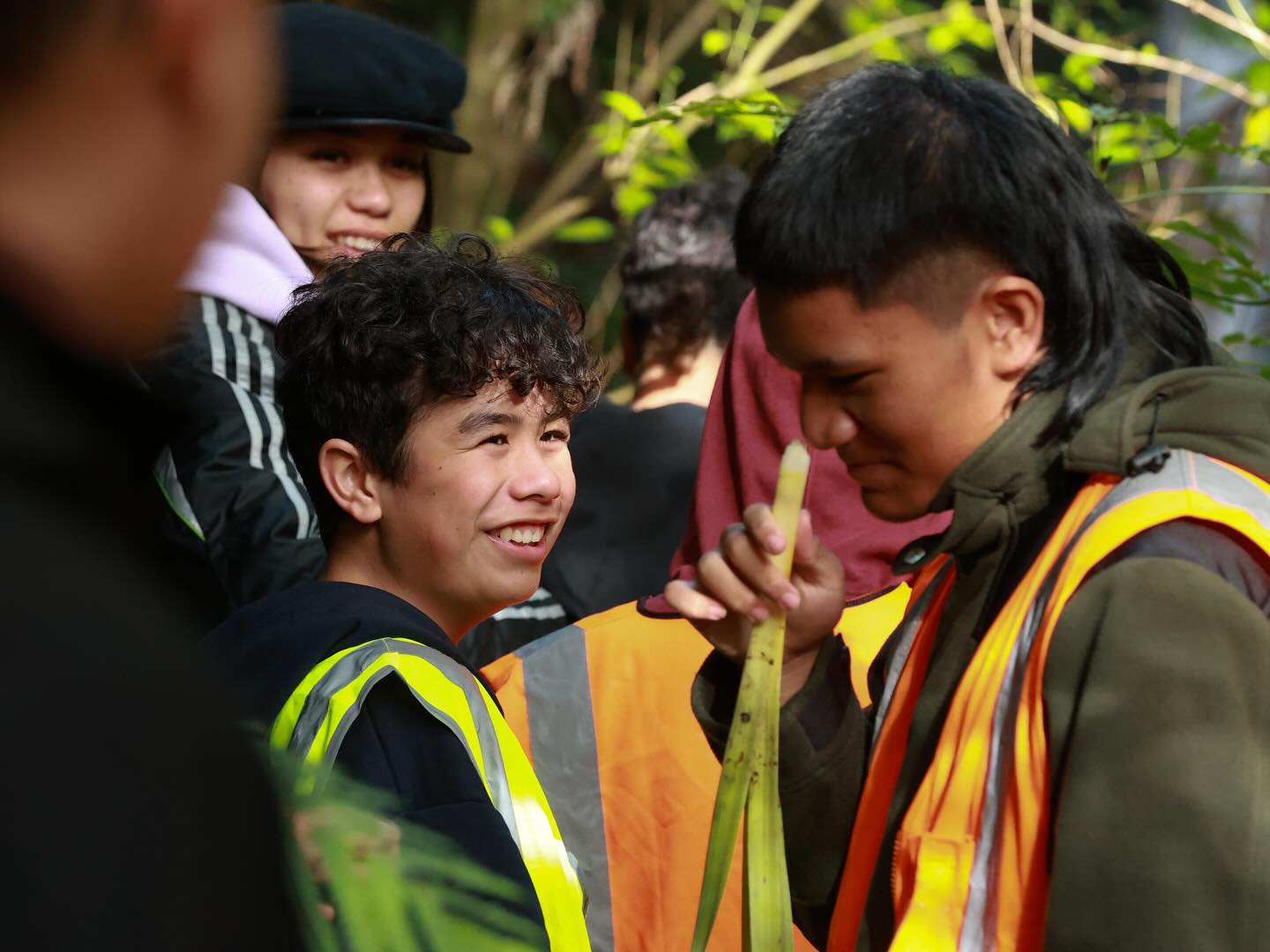 Tohe Rangatahi 🌿
He takahi whenua te mahi, he kōrero mō ngā rākau o te ngahere, te hītori, he mātai hoki i te awa o Waiaua.
Tiaki Taiao - Uncle Logan, Aunty Marella, Koro Bill, Uncle Wahawaha. Pūkenga rau 🫶
Me ngā kaiako anō hoki, Aunty Ainsley rāua ko Aunty Shanequa.
#Tohekura2025 #TeWhakatōhea