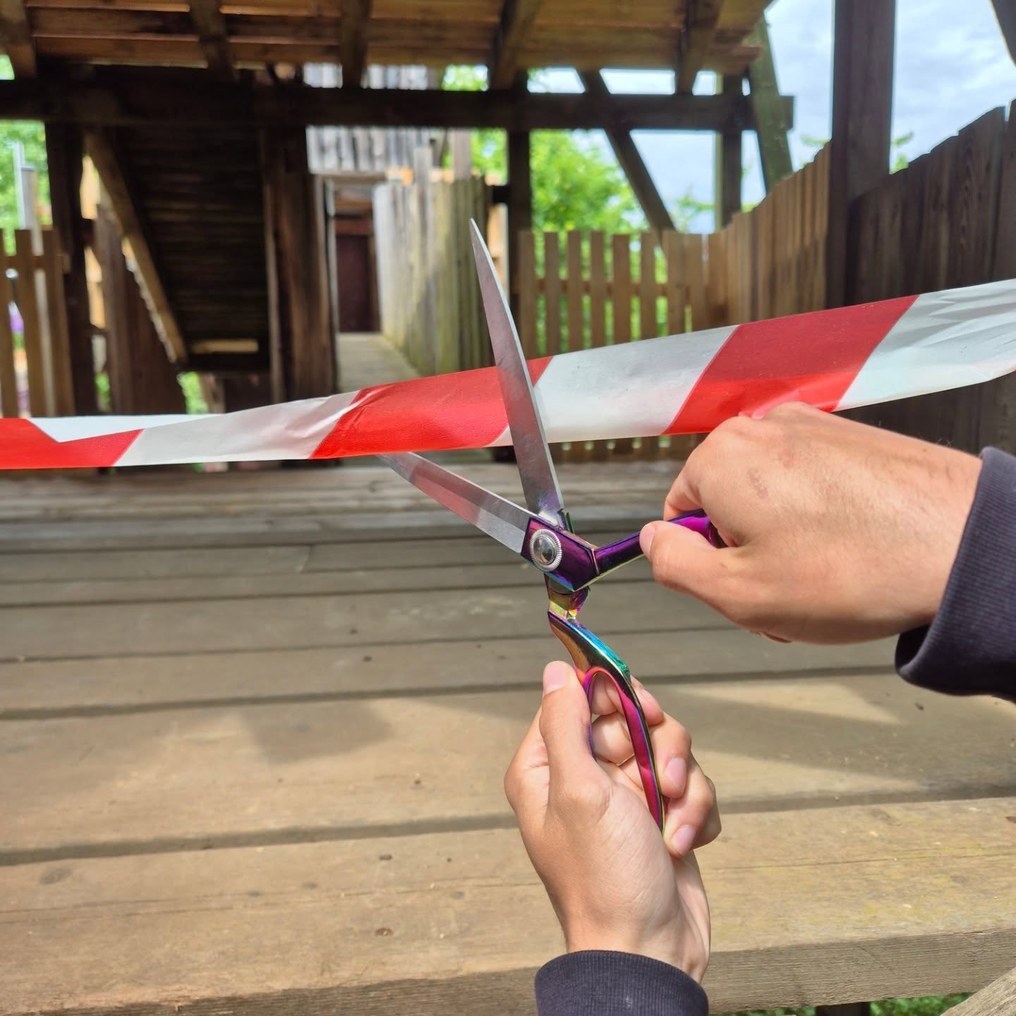 🏰 Wiedereröffnung der Abi-Burg! 🛠️✨
Seit über 25 Jahren steht die Abi-Burg auf unserem Abenteuerspielplatz – ein echtes Stück Geschichte.
In den letzten 1,5 Jahren, musste die Abi-Burg aufgrund von Reparaturarbeiten geschlossen bleiben.
Dank der tatkräftigen Unterstützung von Raul, Tobi, Dennis und Jan erstrahlt die Abi-Burg jetzt in neuem Glanz – und das haben wir heute gebührend gefeiert 🍹✨
#abenteuerspielplatz #stuttgart #vaihingen #abiburg