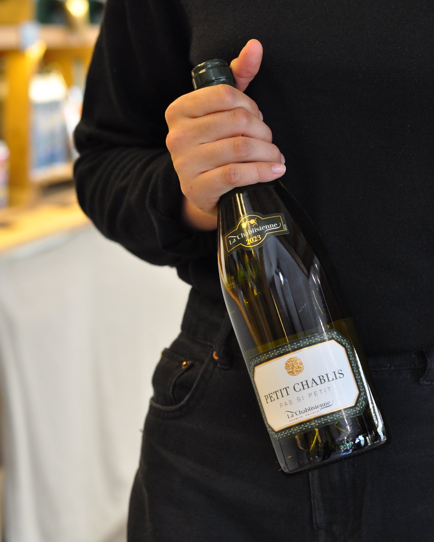 Petit chablis, pas si petit 🍷
Le chardonnay parfait pour finir votre journée autour d’une planche à Giverny 🧀🥓🍇
Recommandé par les copains de l’autre côté de la Seine, le @rougequitache 😘
#giverny #givernyfrance #givernymonet #vin #vinfrançais #chablis #normandie #restaurantbar #restaurantnormand #lacapucinegiverny
L’alcool est dangereux pour la santé, à consommer avec modération 📣