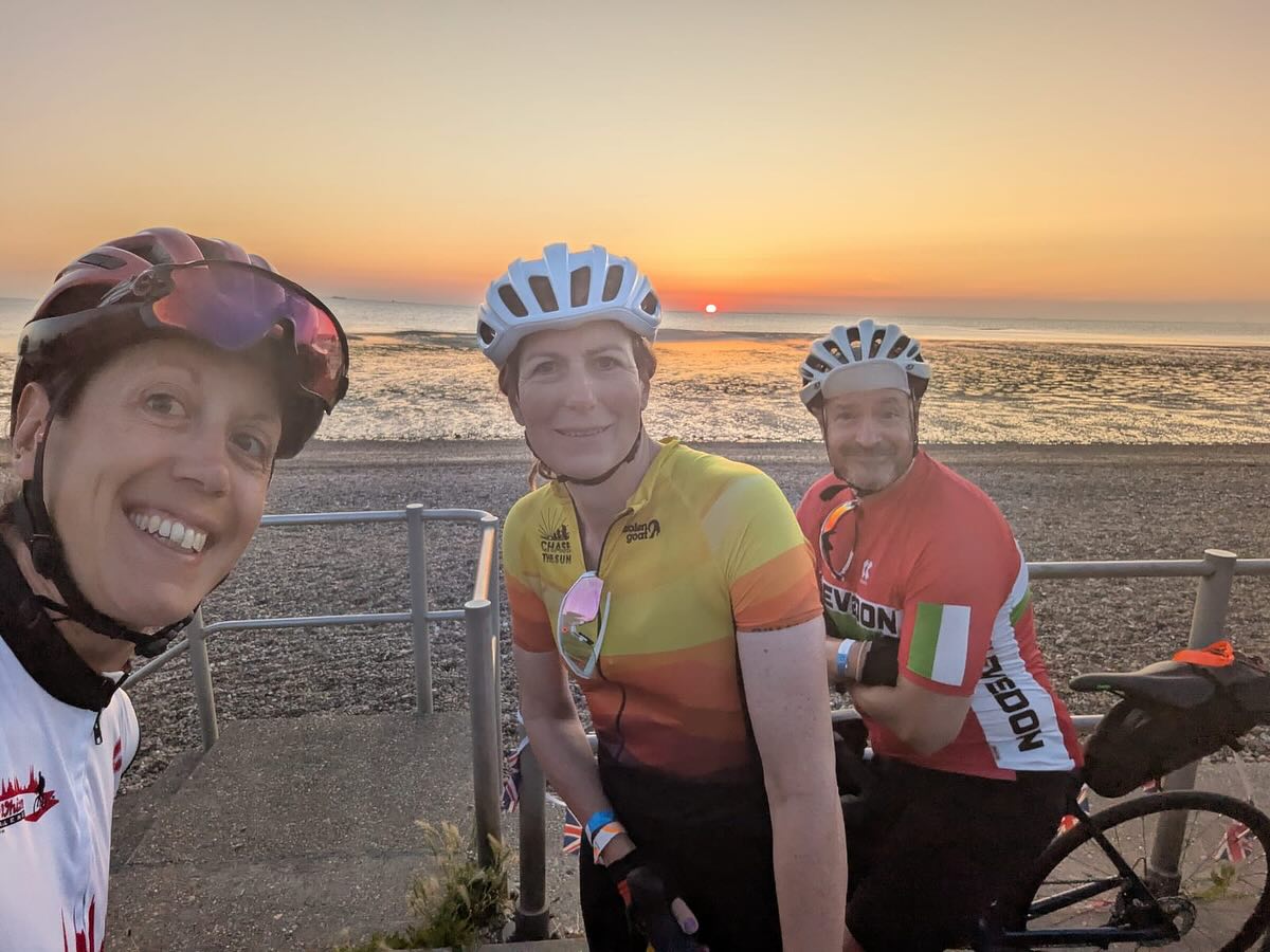 CDRC does @chasethesuncycle A few hardcore riders sacrificed their sleep and got themselves up at sunrise on Saturday to take part in various Chase the Sun events across the country.
4 members took part in the South version, starting from Minster on Sea, Isle of Sheppey, Kent, leaving between 4.45-5am and finishing in Weston-super-Mare all rolling in between 6.30-9pm, well before sundown!
Another member did the North version, staring in Newcastle, leaving around 4.30am and finishing in Ayr, Scotland, ahead of sunset.
The rides were all 200 miles long and ranged between 10-12,000 feet of climbing.
Absolutely incredible riding from everyone that took part 💥
Massive Chapeau to you all👏🏻 #chasethesun #sunrise #sunset #solstice #cdrc #clevedonanddistrictroadclub