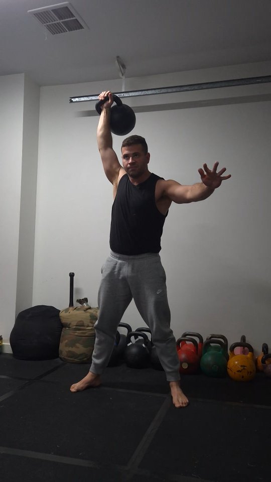 Spent the last 18 months, twice per week, with the 32kg developing the snatch. Today marks the first step in starting over with the 36kg. Back to volume bracket 1. Low volume session to begin. Following the mighty Tim Almonds & Mike Humphrey's @hardstylemethod.
Todays session-
Little rope flow to warm up
Get-ups – 10 x 1 @ 40kg
Snatch – 12 x 5 @ 36kg every 1:15
Total volume: 2160kg
Session time: 31 minutes