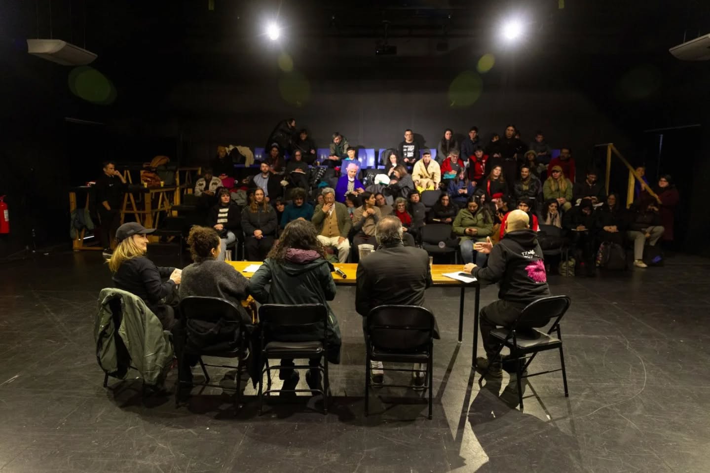 📸✨ CRIA Chiloé presente en el II Encuentro Nacional de la Red de Espacios de Residencias Creativas
El pasado 12 de junio, estuvimos en el Espacio Checoeslovaquia en Santiago, compartiendo experiencias, desafíos y sueños junto a diversos espacios de residencia del país. Un encuentro que nos permitió reflexionar sobre el ecosistema creativo nacional, fortalecer redes, fomentar el empleo digno y aportar colectivamente a las políticas culturales desde los territorios.
💬 Conversamos sobre modelos de gestión, creación situada, metodologías colaborativas y el profundo rol que cumplen las residencias en la descentralización del arte y la cultura.
🌿 Nos enorgullece ser parte de esta Red de Residencias junto a:
@ko_panqui · @cielosdelinfinito · @espaciotxawun · @criachiloe · @teatropuerto.cl · @centro_nave · @espacioflordeagua.cl · @checoeslovaquia
🗣️ Además, el encuentro contó con destacadas/os invitadas/os como:
@nonafernandez · @catadevia · @danzaciec y representantes del @goetheinstitut_chile · @institutofrances_chile · @ccesantiago · @liquenlab_magallanes
💛 Gracias a todas y todos quienes participaron de este importante espacio de diálogo y proyección.
📷 @nic.calderon
#ResidenciasCreativas #EcosistemaCreativo #RedDeResidencias #CulturaTerritorial #CRIAChiloé #Capanegra #ArteDesdeElTerritorio