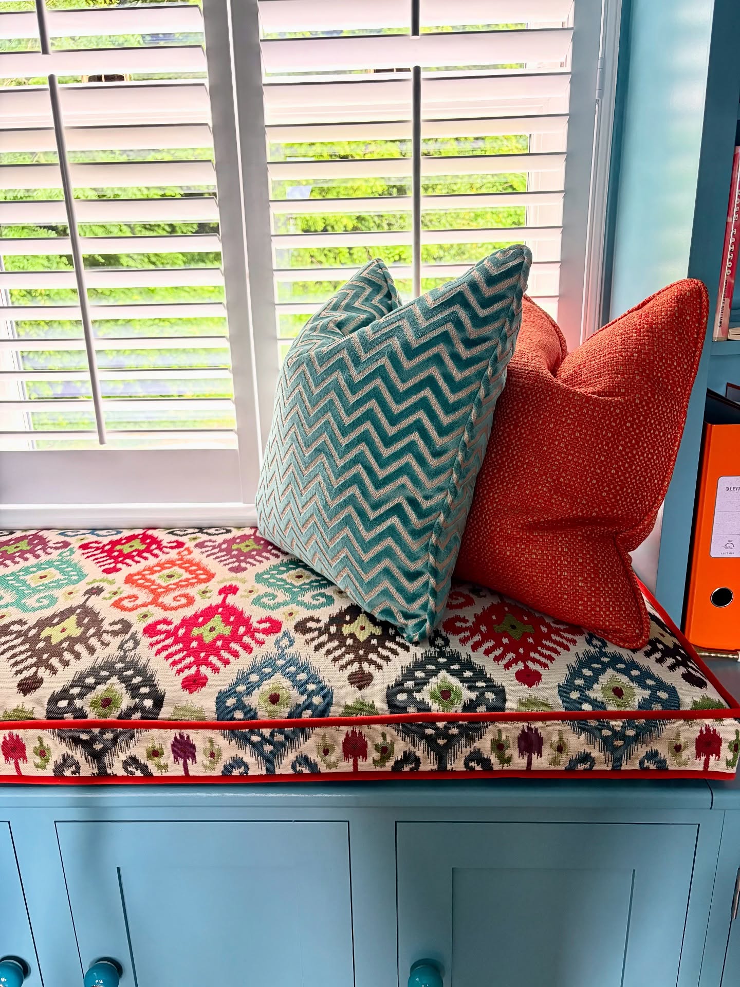 On the other side of the room to the blind was this lovely little seating area - a matching seat cushion and scatter cushions. Fabrics customers own apart from piping which was my trusty velvet from @warwickfabricsuk and foam inner from @gbfoam who are just a great company for speedy service. #windowseat #windowseating #readingnook #readingseat #malvern #malvernhills