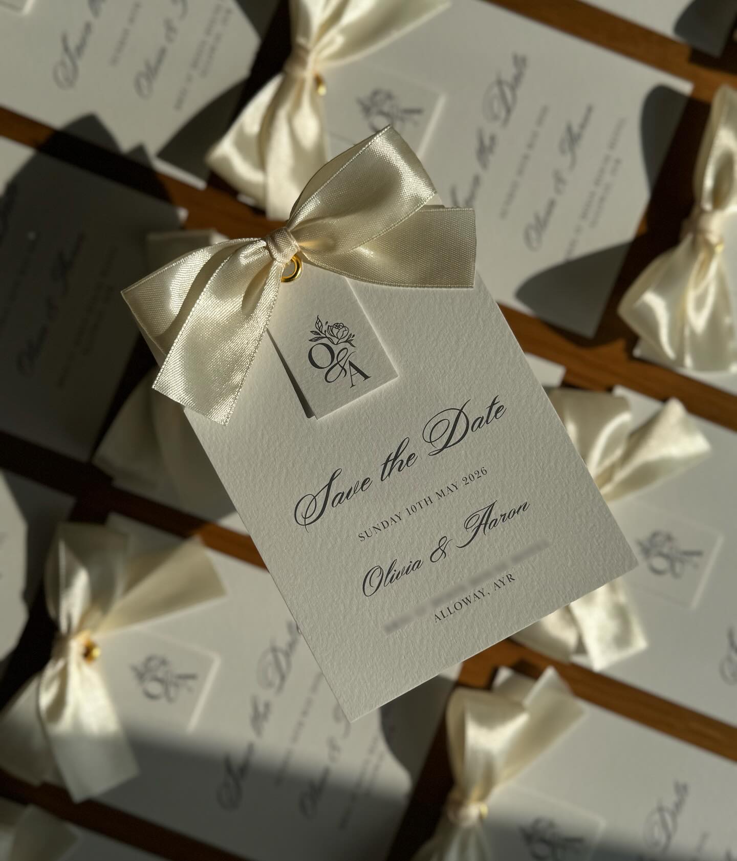 Can’t stop staring… utterly obsessed with every detail of these elegant save the dates 🥹🤍
#savethedates #weddingstationery #weddinginvites #weddinginspo #bespokewedding #savethedateinspo #luxuryinvites #bespokestationery #bridetobe #groomtobe #2026wedding #weddingtrends
