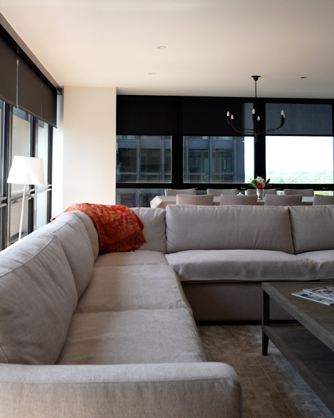 Breathtaking views when you want them — privacy when you need it 😎
🗓️ 📞Book your free consultation today! #MtlWindowTreatments
#MTLBlinds #CustomBlinds #MontrealLiving #SmartShades