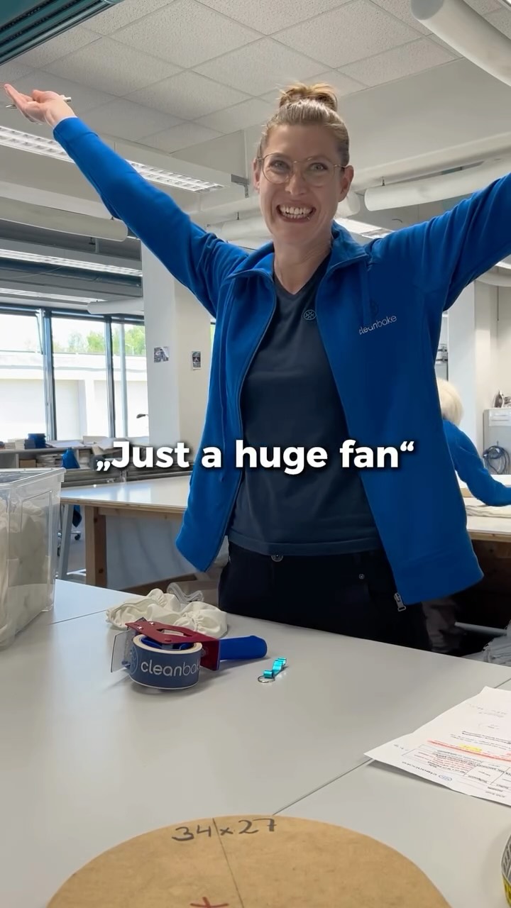 Einfach ein riesengroßer Cleanbake-Fan! 🫶
Unsere liebe Frieda ist schon seit mehreren Jahren ein fester Teil unseres Teams.
Sie ist Schneidermeisterin und nebenberuflich immer noch kreativ mit eigenen Theatervisionen tätig.
Nachhaltigkeit liegt ihr schon immer am Herzen, und so hat sie sich von Anfang an mit den Werten und Produkten von Cleanbake identifiziert.
Für Frieda ist ihre Arbeit bei uns mehr als nur ein Job – es ist ihre ganz persönliche Art, einen Beitrag für eine bessere Zukunft zu leisten.
Danke, Frieda, für dein Herzblut, deine Hingabe und dein tägliches Engagement! ✨