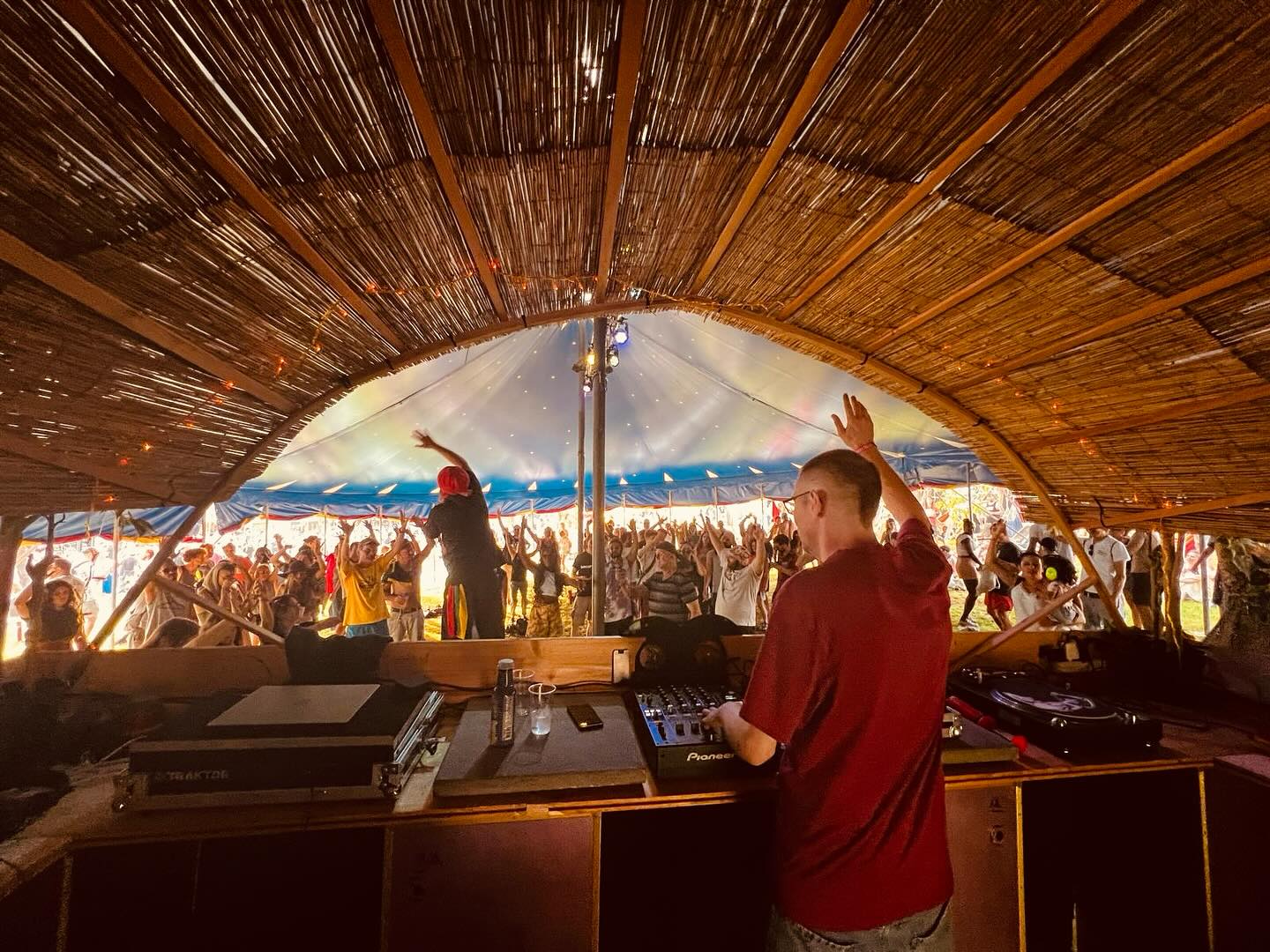 Das Line-Up des Vibration Tents ist da! 😍 Im Zirkuszelt auf dem Reeds-Gelände wechseln sich grosse und (noch) kleinere Namen an den Turn Tables ab. Die Beats kommen richtig gut - dank dem @sonic_harmonic_soundsystem ❤️💛💚
https://www.reeds-festival.ch/kopie-von-side-events
#reedsfestival #reedsfestival2025 #reedsfamily #sonicharmonicsoundsystem #vibrationtent