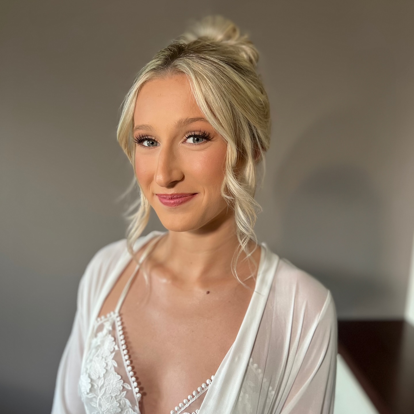 E L L I E 🤍 6.25.25 ✨ today’s cutie bride brought the DETAILS for everything imaginable on her big day! I love how her soft glam was very similar to her everyday look- just enhanced! she likes long natural looking lashes and her signature color lip! ✨
muachelseakay, indy makeup artist, indianapolis bride, indianapolis weddings, indianapolis bridal makeup, travel mua, wedding makeup inspiration, destination mua