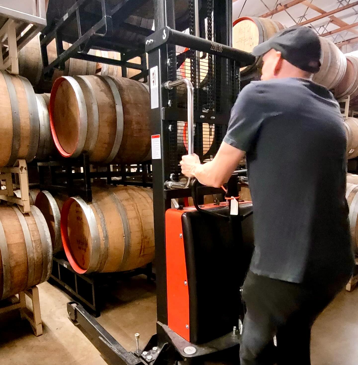 Coyotes, and serpents, and chickens…oh my! 🇺🇸
Today we’re back in Southern California, foraging for botanicals for a special wild ale collab with our friends at @sourcellars ! We’ve been hiking through the mountains, field-handing in backyards, and encountering all sorts of wild beasts along the way!*
This crazy concoction features a brilliant Zinfandel barrel-aged wild ale base blended with an in-your-face bouquet of Thai lime leaves and peel, fennel, California laurel bay leaves, and Cuban oregano, all of which were freshly harvested today by our combined brewery teams! Expect this wicked wild to have an exceptionally herbal, almost absinthe-like flavor profile, with soft aromas of citrus oil, licorice, and tropical spices.
This has been an absolutely incredible trip and we would like to extend a huge thank-you to Chintya and Bryan for being exceptionally gracious hosts! Amazing people making amazing beers, wines, and meads! Stay tuned for their visit to our brewery soon! We have a special Sour Cellars tasting event at the Tuju Taproom on Wednesday, 11.06, at 18:00! Don’t miss it!
*No chickens were harmed during the making of this beer, but the sales rep may not be able to feel his feet…
——-
Kojootteja, käärmeitä ja kanoja… herra siunaa! 🇫🇮
Tänään olemmekin Etelä-Kalifornian vuoristoissa etsimässä raaka-aineita yhteistä villioluttamme varten ystäviemme @sourcellars kanssa! Päivän ohjelma on sisältänyt hikistä vaellusta vuorilla, raaka-aineiden etsimistä takapihalta ja erilaisia kohtaamisia villieläinten kanssa.
Päivän tynnyriblendauksemme sisältää Zinfandel-tynnyrikypsytetyn oluen, johon on sekoitettu itsekerättyjä thaimaalaisia limen lehtiä, fenkolia, kalifornialaisia laakerinlehtiä ja kuubalaista oreganoa. Lopputulos tulee sisältämään yrttistä ja absinttimaista makuprofiilia, jossa on pehmeä sitrusöljy, lakritsi ja trooppisten mausteiden paletti hellii makuhermoja.
Uskomaton päivä ollut täällä Rancho Cucamongassa ja suuri kiitos Chintyalle ja Bryanille poikkeuksellisen ystävällisestä isännöinnistä!