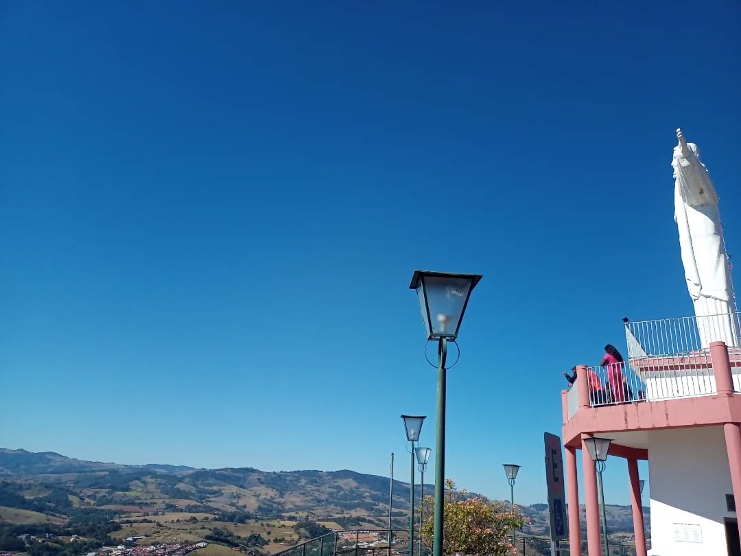 Mirante do Cristo: Tradição e Beleza em Socorro-SP
Localizado em um dos pontos mais altos da cidade, o Mirante do Cristo oferece uma vista panorâmica de tirar o fôlego. É o lugar perfeito para contemplar a natureza exuberante de Socorro-SP, com suas montanhas onduladas, o céu aberto e a tranquilidade típica do interior paulista.
Mas o mirante é muito mais do que um belo cenário. Ali, a cultura local ganha vida com a Exposição do Rural e do Artesanato, um espaço onde o campo encontra a arte. Produtos típicos, peças feitas à mão, das rendeiras de Nhanduti. Além de sabores regionais e o talento dos artesãos da cidade se reúnem em uma verdadeira celebração das raízes socorrenses.
É o encontro perfeito entre tradição e natureza: o encanto da paisagem com a riqueza da produção artesanal e rural. Um passeio imperdível para quem busca beleza, cultura e autenticidade.