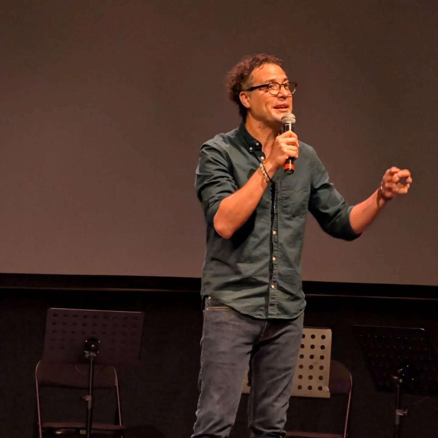 🎬 La cultura también transforma.
Durante la gala de inauguración del Costa Rica Media Market, viví una noche que reafirma por qué vale la pena crear, insistir y soñar.
Uno de los momentos más conmovedores fue escuchar al cineasta costarricense Hernán Jiménez compartir sus 20 años de trayectoria con total honestidad y humanidad. Sus palabras tocaron fibras muy personales, especialmente esa sensación que muchos artistas conocemos: la inconformidad que a veces sentimos con nuestra propia obra justo después de exponerla.
Pero también habló de perseverancia, vulnerabilidad y autenticidad.
Y de que, a pesar de los tropiezos, los sueños sí se pueden construir.
La moda, como el cine, es una forma de contar historias. Y cuando la cultura se posiciona como eje estratégico del país, todos ganamos: creadores, emprendedores, soñadores.
@hximenez
#CostaRicaMediaMarket #HernanJimenez #CulturaEsProgreso #ModaYCine #IndustriaCreativa #EveValverdeAtelier
