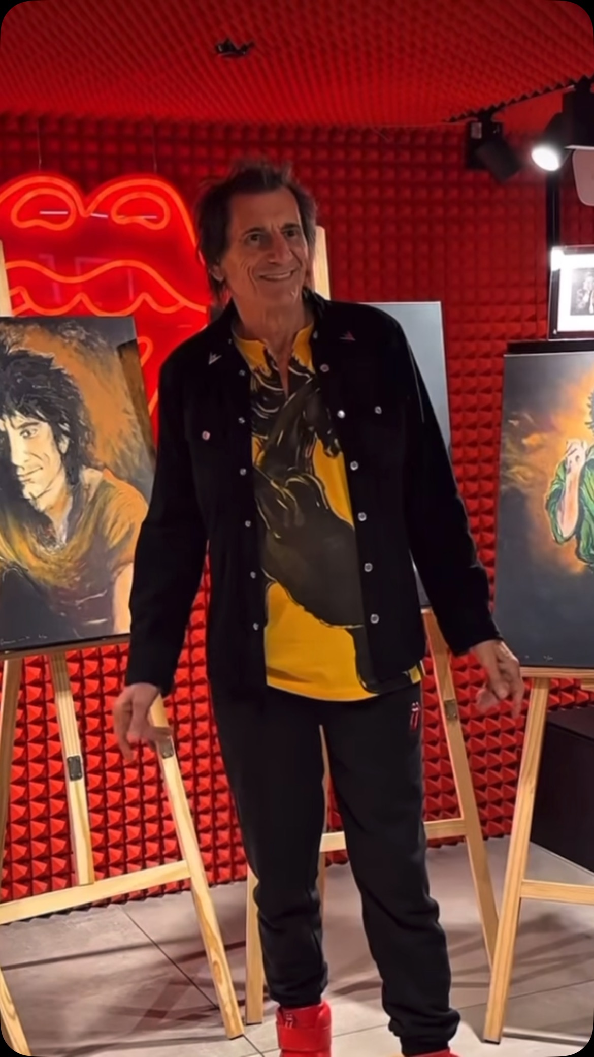 Honored to be invited to run the bar at this intimate event @rollingstonesstore in @thisissoho last week for @ronniewood and his friends and family celebrating 50years of The Rolling Stones.
Pink Paloma’s, Prosecco and Peroni were the drinks of choice…
#paloma #barservhce #carnabystreet #cocktailsinstore #rollingstones #beetlejuiceevents