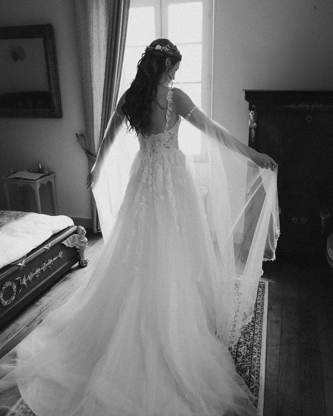 Les préparatifs d’Estelle ✨
Les émotions et les gestes doux s’invitent en silence, juste avant les promesses. 💍
Un instant précieux, suspendu, puissant par sa délicatesse que j’aime tant capturer sur ces heures de préparation.
#photographemariage #photographemontauban #photographetarnetgaronne #preparatifsdemariée #matindemariage #weddingphotographerfrance #mariagepoétique
#leslysouletphotographe #photographemariagemontauban