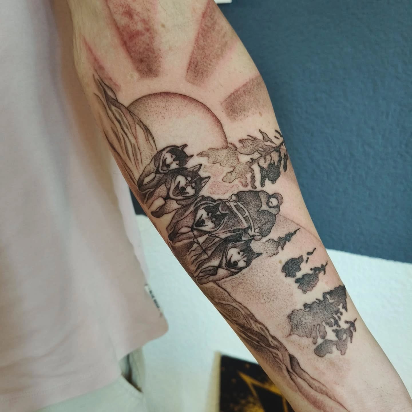 Noch etwas gerötet poste ich aber trotzdem dieses wundervolle Tattoo, das ich gestern für einen wundervollen Menschen stechen durfte 🙏🏼✨
9 Monate in Finnland mit Schlittenhunden. Ein Traum, der realisiert wurde. Eine wundervolle und bereichernde Erfahrung ✨
Danke dir für das entgegengebrachte Vertrauen und für die spannenden Stories die du mitgebracht hast ✨ danke für deine Inspiration !
-------------------------------------------------------------
Encore un peu rouge, je poste tout de même ce magnifique tatouage que j'ai eu la chance de réaliser hier pour une personne merveilleuse 🙏🏼✨
9 mois en Finlande avec des chiens de traîneau. Un rêve qui s'est réalisé. Une expérience inoubliable et enrichissante ✨
Merci pour ta confiance et pour les histoires passionnantes que tu as apportées ✨ merci pour ton inspiration !
#wintertattoo #snowtattoo #spiritualtattoo
#symbolictattoo
#schlittenhundetattoo #dreamcometrue #huskytattoo #finelinetattoo #dotworktattoo #naturetattoo