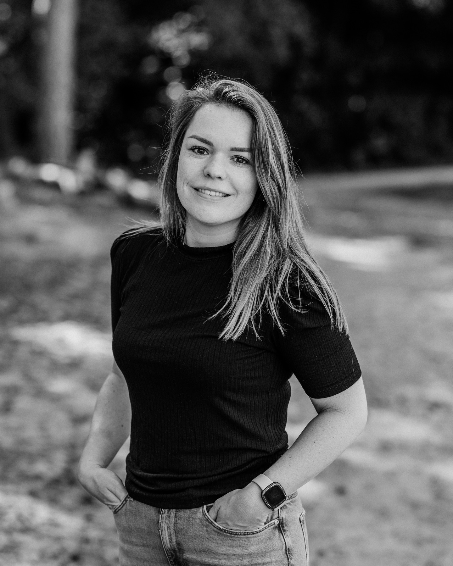 ๐๐ฏ๐๐ง ๐ฏ๐จ๐จ๐ซ๐ฌ๐ญ๐๐ฅ๐ฅ๐๐ง!
Hi! Ik ben Gwenn ๐
Inmiddels fotografeer ik al 5 jaar met veel plezier. Sinds januari vorig jaar ben ik gestart met mijn eigen bedrijf Gwenn Fotografie.
Ik ben 32, trotse moeder van ons dochtertje en woon samen in Neer met mijn vriend en ons hondje ๐ถ. Naast het fotograferen werk ik als locatie manager in een dierenkliniek, waar ik inmiddels ook alweer bijna 13 jaar werk.
Ik hou enorm van reizen (verliefd op de bergen!โฐ๏ธ), gezellige avondjes met vrienden en een goed glas wijn.
Op dit moment zitten we midden in een flinke verbouwing. Soms best een uitdaging om het te combineren met werk, mijn gezin en fotografie, maar ondertussen geniet ik er ook van en kan ik niet wachten op het eindresultaat!
Er staan nog zoveel leuke shoots en opdrachten op de planning en ik kijk ernaar uit om al die bijzondere momenten vast te leggen. Ik hoop je ook snel voor mijn lens te zien! ๐ค๐ธ
Liefs!