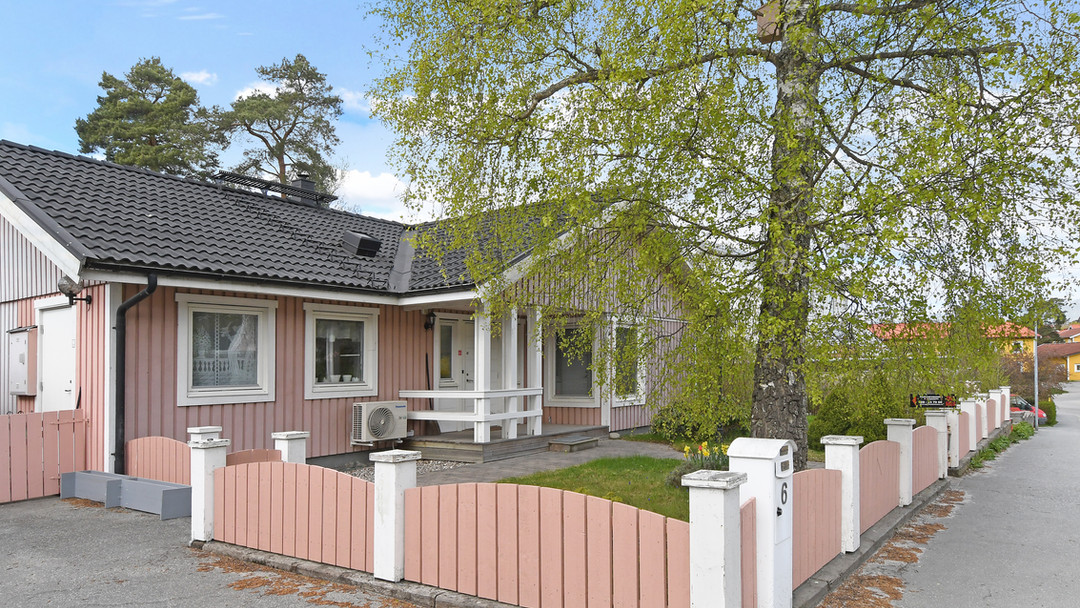 TILL SALU
VĂ€lplanerad villa i Ăringe!
đĄ 4 sovrum, bastu, braskamin & stor trĂ€dgĂ„rd
đ Ă
vÀgen 6, Tyresö
Pris: 6 495 000 kr / Hbj
đ Visning: Sön 8 juni kl 14â14.30
Inglasat uterum, altan, garage & lugnt lÀge nÀra natur och city!
đ Boka visning idag!