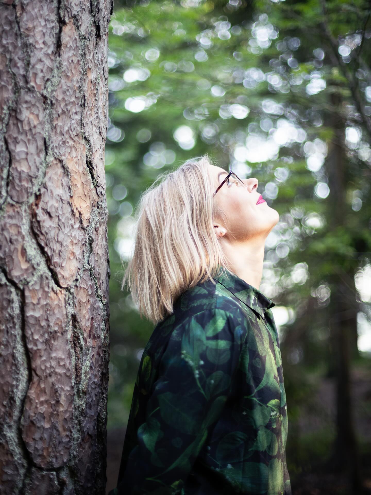 Onko sulla joskus ollut yksinäinen olo juhannuksena?
Mulle juhannus ei oo monena vuonna ollut mikään helppo juhlapyhä. On tuntunut, että kaikilla muilla on joku kaveriporukka, jonka kanssa hengataan tai suvun mökki, jossa saunotaan ja uidaan. Meillä ei ole koskaan ollut mökkiä ja olen viettänyt monet juhannukset vanhempien kanssa kotona ja tuntenut olevani todella yksinäinen.
Viime vuosina ollaan oltu useampana kesänä juhannuksena veneilemässä kavereiden kanssa, mutta tänä kesänä vene on myyty ja lapsen myötä juhannusta saa taas miettiä muutenkin uusiksi.
Tänä juhannuksena ollaan oltu kotona kaupungissa eikä olla jaksettu panostaa yhtään. Eilen käytiin lopulta piknikillä kotirannassa, Woltattiin pitsaa illalliseksi ja tänään aamupalan teemana oli kaikkea mitä kaapeista löytyy. Juhannuslounas oli eilisen pitsan tähteet.
Että jos susta juhannuskokot ja pitopöydät tuntuu kaukaisilta niin et oo yksin. Sun kesän ei oo pakko kulminoitua just tähän viikonloppuun. 💛🌸
#juhannus
📸: @bymariak