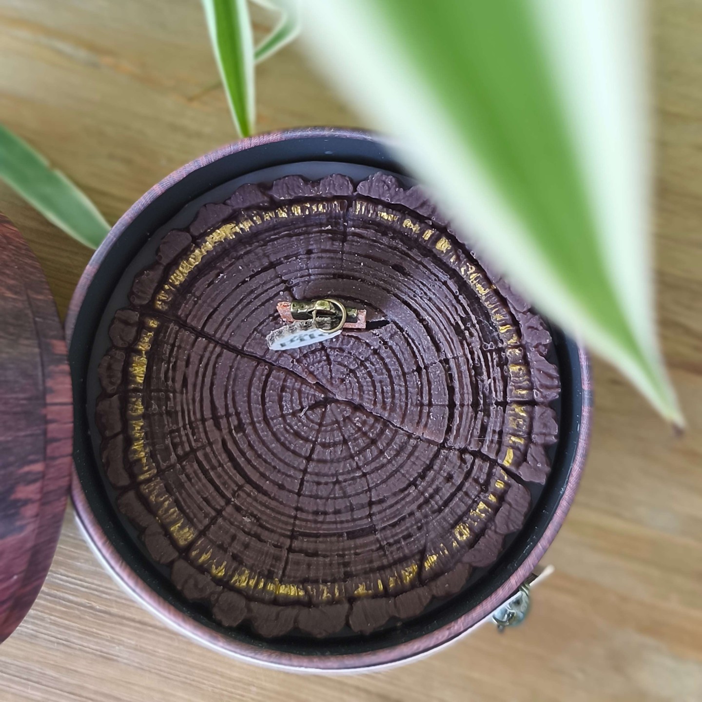 🕯️✨Nouvelle collection en vue chez Pilo Créations ! Plongez dans l'élégance brute de notre bougie dédiée aux hommes, fusion parfaite entre design audacieux et parfum envoûtant. Une pièce maîtresse qui saura sublimer n'importe quel intérieur. Qu'en pensez-vous ? 🤔 Partagez votre avis en commentaire et visitez notre univers sur www.pilocreations.com ! #hommes #nouveau #collection #bougie #decoration #bougieparfumee #elegance #deco #cadeauhomme #designinterieur #conceptstores