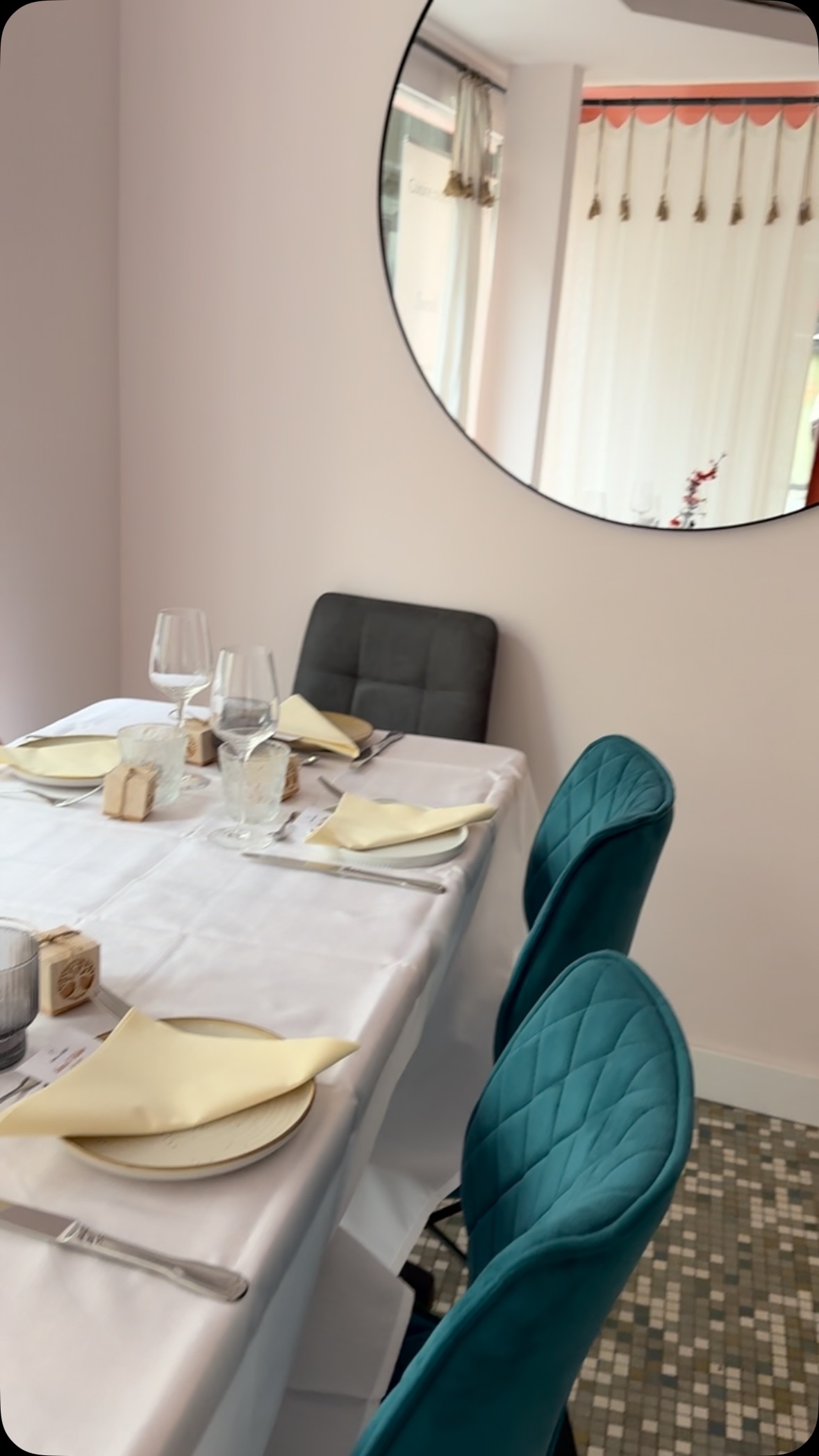 ✨1ère privatisation officielle aujourd’hui, pour la 1ère communion d’Héloïse ! 🪽
Beaucoup de 1ères fois depuis plus d’un an et celle ci marque une nouvelle étape pour l’histoire de @sweet_and_salted ! 📝
Notre salle est modulable au gré des envies, des besoins, des événements… & la cuisine aussi ! 👨🏾🍳
Assis, debout, couché ( au cas où ) nous pouvons tout faire ( ou presque ), alors si vous avez des idées ou des projets à nous partager on vous écoute ☎️ !
#sweetandsalted #sweetandsaltedbourges #traiteur #restaurantsurmesure #bourges #hellobourges #cuisineouvertesurlemonde #frenchchef #berry #yummytime #foodlover #traiteurbourges #familytime