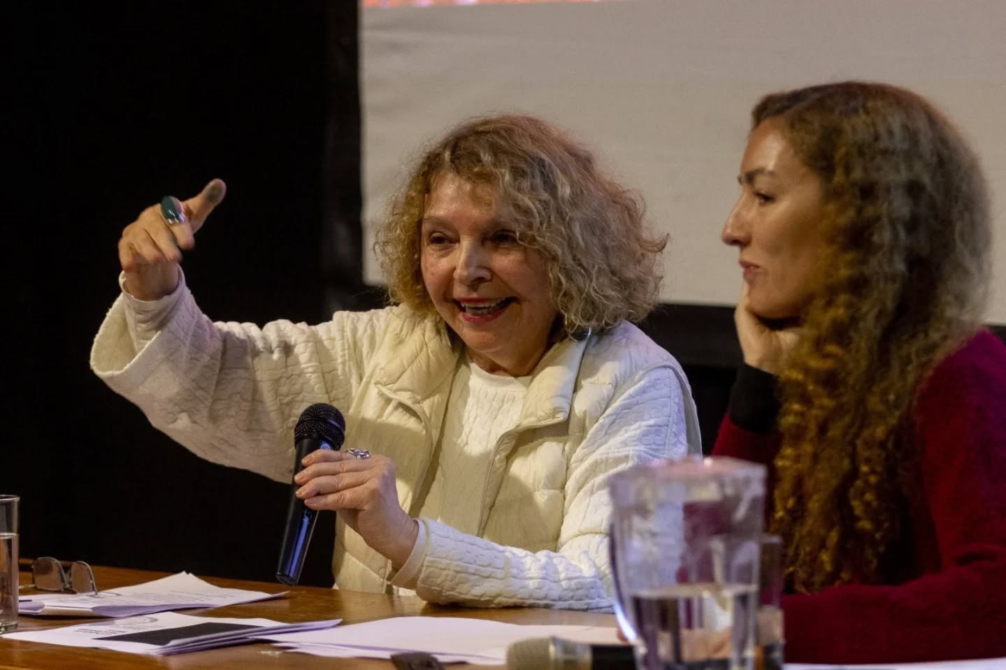 📸✨ CRIA Chiloé presente en el II Encuentro Nacional de la Red de Espacios de Residencias Creativas
El pasado 12 de junio, estuvimos en el Espacio Checoeslovaquia en Santiago, compartiendo experiencias, desafíos y sueños junto a diversos espacios de residencia del país. Un encuentro que nos permitió reflexionar sobre el ecosistema creativo nacional, fortalecer redes, fomentar el empleo digno y aportar colectivamente a las políticas culturales desde los territorios.
💬 Conversamos sobre modelos de gestión, creación situada, metodologías colaborativas y el profundo rol que cumplen las residencias en la descentralización del arte y la cultura.
🌿 Nos enorgullece ser parte de esta Red de Residencias junto a:
@ko_panqui · @cielosdelinfinito · @espaciotxawun · @criachiloe · @teatropuerto.cl · @centro_nave · @espacioflordeagua.cl · @checoeslovaquia
🗣️ Además, el encuentro contó con destacadas/os invitadas/os como:
@nonafernandez · @catadevia · @danzaciec y representantes del @goetheinstitut_chile · @institutofrances_chile · @ccesantiago · @liquenlab_magallanes
💛 Gracias a todas y todos quienes participaron de este importante espacio de diálogo y proyección.
📷 @nic.calderon
#ResidenciasCreativas #EcosistemaCreativo #RedDeResidencias #CulturaTerritorial #CRIAChiloé #Capanegra #ArteDesdeElTerritorio