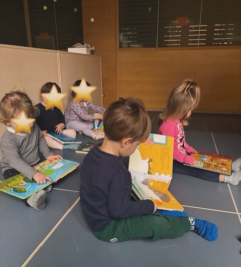 Piccole mani, grandi storie! 📚
Quando un bambino legge un libro sta già leggendo il mondo attraverso lo sguardo, le emozioni e la fantasia.
Secondo Jerome Bruner l’apprendimento nei primi anni di vita passa attraverso l’esplorazione attiva: toccare, vedere, scegliere sono forme di pensiero in azione.
Questo stanno facendo i nostri bambini al nido!
#apprendimento #leggerealnido #educazione0_3 #crescereleggendo #letturaalnido