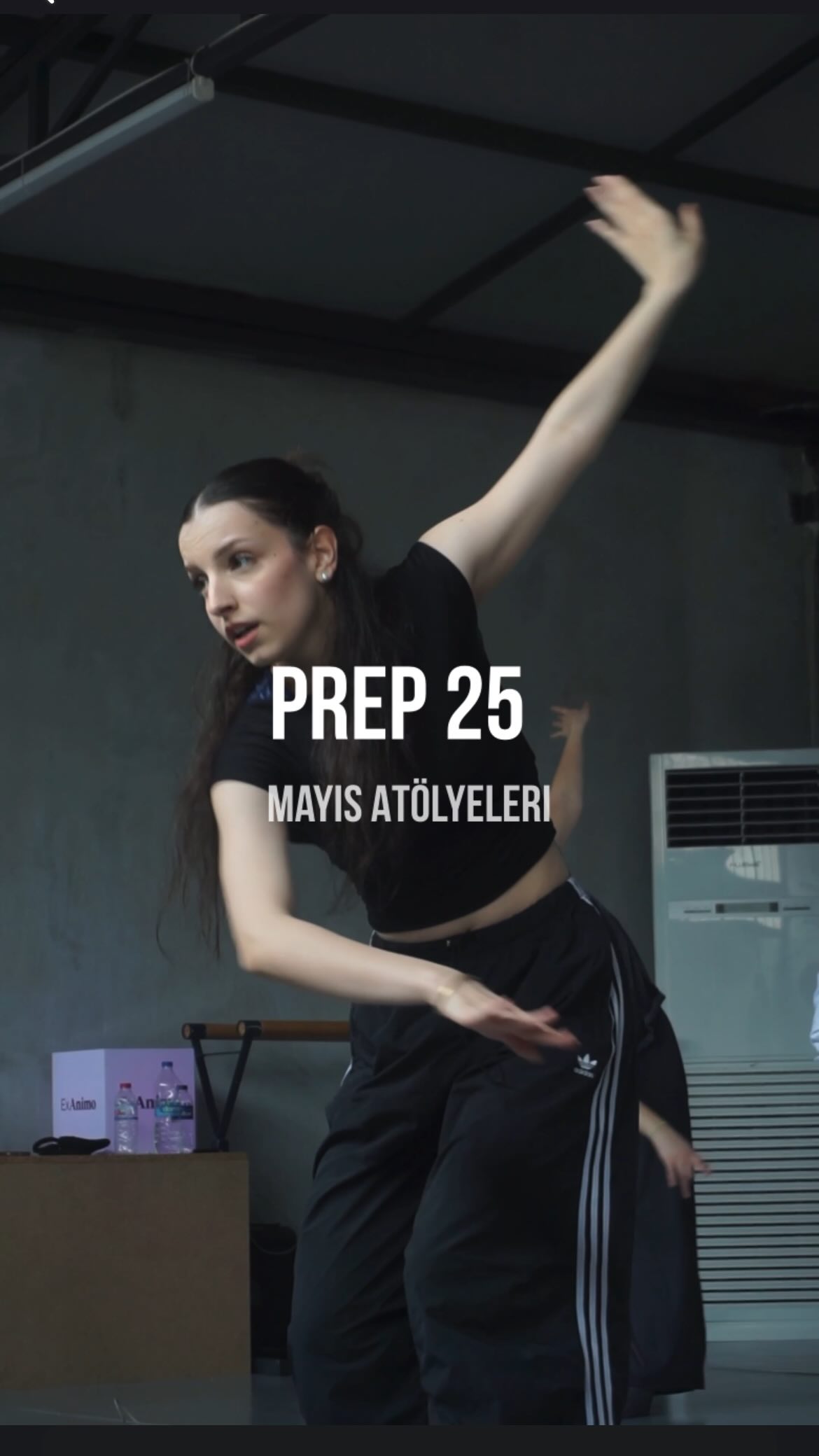 Prep 25 Mayıs Atölyeleri, harika bedenlerle dolu dolu geçti ve bize daha fazlasını üretmek için ilham verdi🫀
Katılan tüm dansçılara ve bu alanı bizimle paylaşan değerli eğitmenlerimize kalpten teşekkürler🖤
Denge ve Dönüş Atölyesi-Çağdaş Dansçılar için Klasik Bale-Çağdaş Dans Tekniği-Akrobasi ve Hareket-Kompozisyon Yaratımı atölyelerinden çok verim aldık.
Şimdi sırada yaz var☀️
Yeni içerikler, profesyonel dans sanatçısı ve eğitmenlerle Prep 25 Yaz Programı devam edecek📌
Özellikle konservatuvar yolculuğundaki dansçılar için yoğun ve verimli bir süreç bizi bekliyor🔖
Bildirimleri açık tutabilir, öncelikli bilgi almak için bize ulaşabilirsiniz✌🏼
🔗www.exanimo.house
📞05312633520
✉️info@exanimo.house
📍4 Levent/Seyrantepe girişi
🅿️ - Ⓜ️ - 🚏
#exanimohouse #exanimodancestudio #contemporarydance #moderndance #moderndans #çağdaşdans