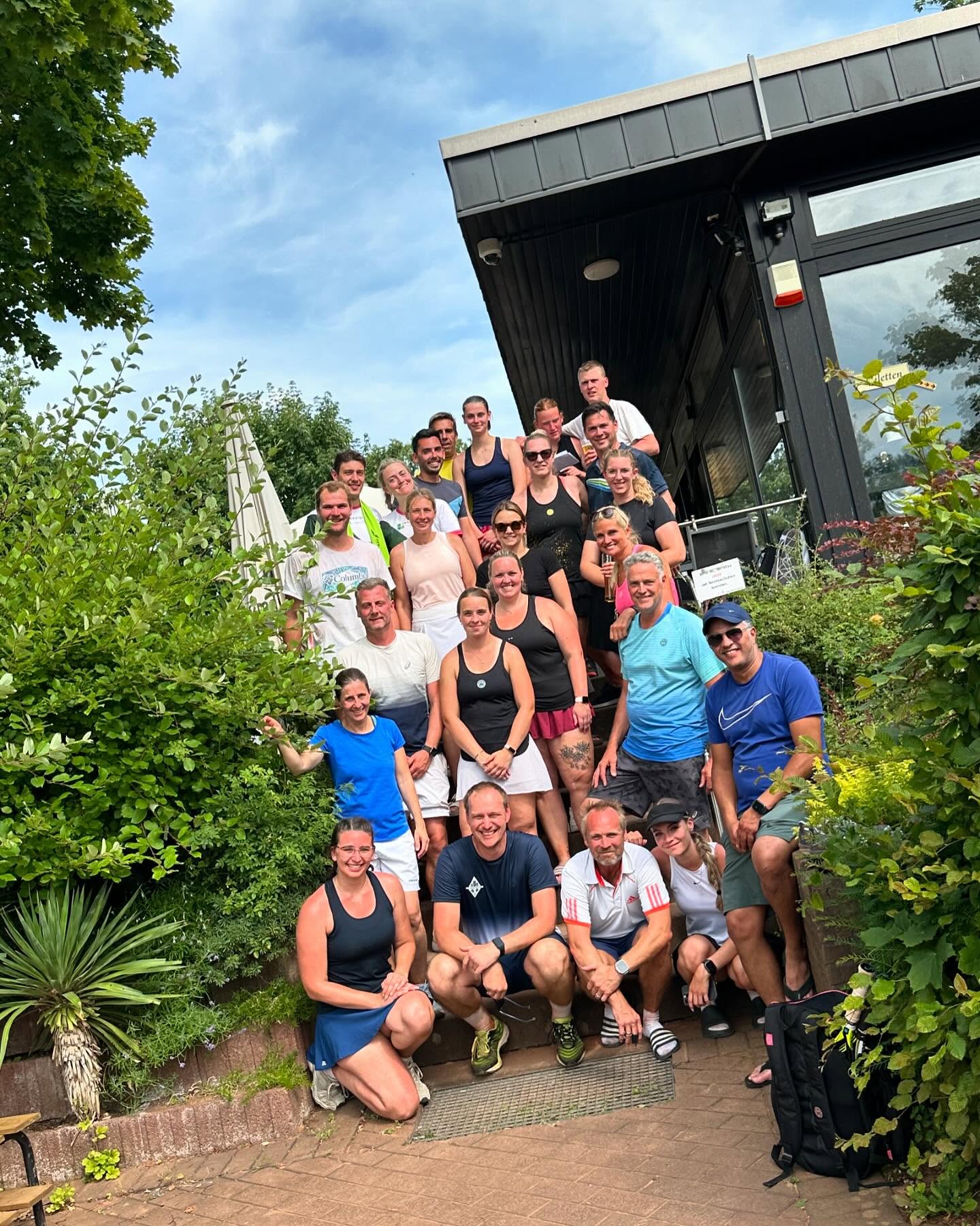 🎾☀️ 8. Mixed-Turnier beim TC Blau Weiß Lechenich ☀️🎾
Was für ein Tag! Trotz hochsommerlicher Temperaturen haben alle Teilnehmer beim 8. Mixed-Turnier vollen Einsatz gezeigt und dabei jede Menge Spaß auf und neben dem Platz gehabt. 💪🔥
Ob spannende Ballwechsel, faire Matches oder das gesellige Miteinander – unser Turnier war auch in diesem Jahr wieder ein echtes Highlight im Clubkalender! 🏆🥂
Ein großes Dankeschön an alle Spielerinnen und Spieler, Helfer und Zuschauer – ihr habt dieses Event zu etwas ganz Besonderem gemacht! 💙
#TCBWLechenich #MixedTurnier #Tennisliebe #SonneSpaßSchweiß #Vereinsleben #TennisCommunity #SommerTurnier