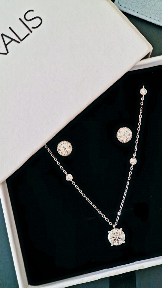 POV : Eid purchases on their way ✨
Featuring our beautiful solitaire moissanite diamond collection 💎
Earrings - The Classic Solitaire
Necklace - The Etoile Solitaire Necklace