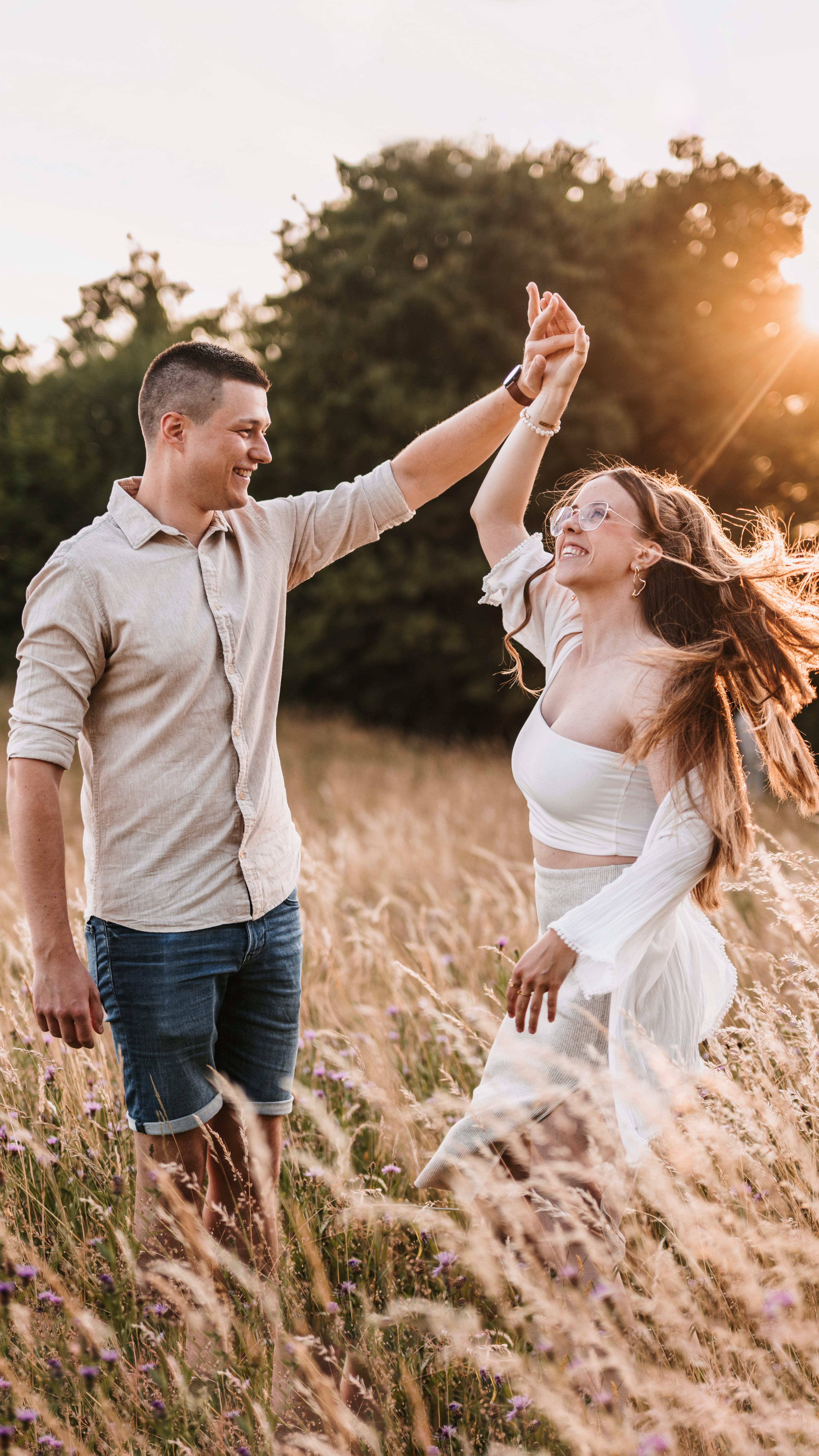 Schon vor dem großen Tag Erinnerungen schaffen und dabei ganz nebenbei ein Gefühl dafür bekommen, wie Fotos und Videos mit mir ablaufen. Genau das passiert bei einem Kennenlernshooting. ✨
Es ist die Gelegenheit, euch ganz ohne Hochzeitsstress vor der Kamera zu erleben. Zwischen hohem Gras und goldenem Abendlicht entstehen nicht nur Bilder, sondern echtes Vertrauen:
✨ Ihr lernt mich kennen – und seht, wie entspannt so ein Shooting ablaufen kann.
✨ Ich bekomme ein Gefühl dafür, wie ihr miteinander seid, was euch wichtig ist, was ihr vielleicht auch nicht mögt.
✨ Und die Kamera wird schon mal ein Stück vertrauter.
Obendrauf bekommt ihr wunderschöne Paaraufnahmen – perfekt für eure Einladungskarten, die Wedding-Website oder einfach als Erinnerung an diese besondere Zeit zu zweit.
Und wenn der große Tag kommt, fühlt sich alles schon ein Stück vertrauter an.
#Kennenlernshooting #Hochzeitsvorbereitung #Paarshooting #SaveTheDate #Verlobungsshooting #Hochzeitsfotografin