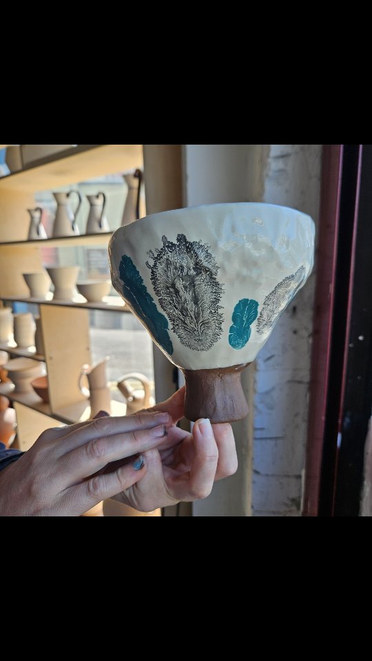 Our beginners classes run over seven weeks with each three hour workshop focusing on one technique. Week one gets us in tune with the clay, how it feels, and how it can be manipulated and moulded with just our hands for tools.
We make two or three pinch pots depending on the pace you like to work. One, we decorate with white slip and mocha diffusion to create magical dendritic patterns.
The next block of beginner's classes starts on Wednesday 11 June and can be booked via the link in bio
#claycommunity #letscreatetogether #potteryworkshops #potteryclasses #startsomethingnew #learningnewtechniques
#learnanewskill #beginnerspottery