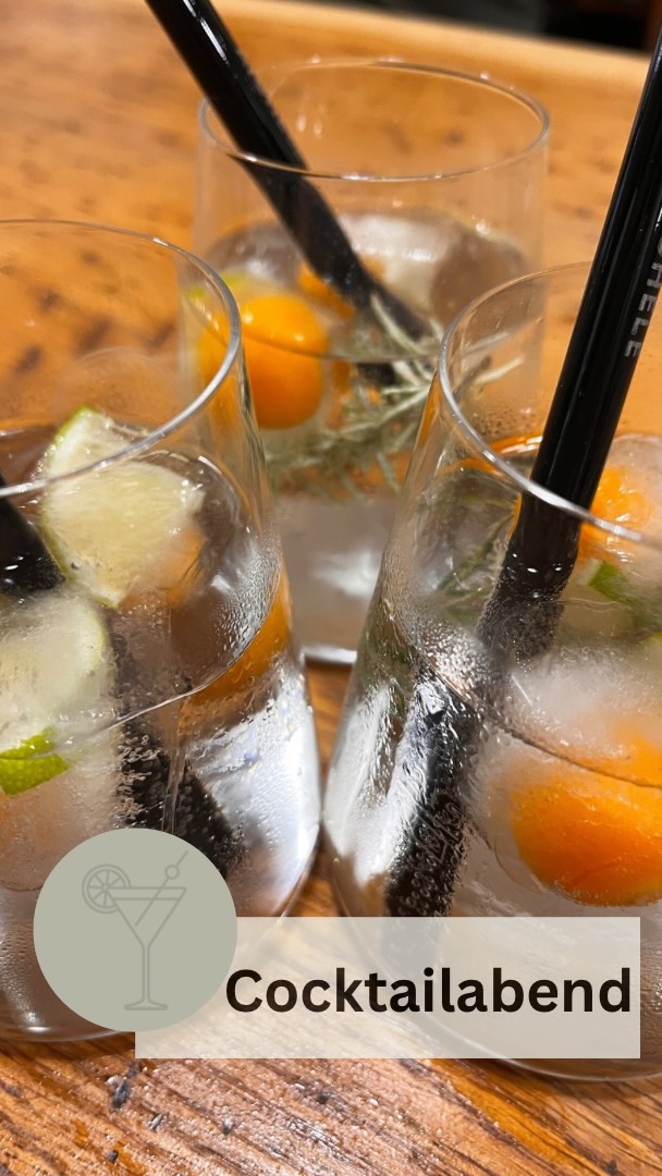Unser Cocktailabend🍹
Ein Abend voller Genuss, guter Drinks und spannenden Einblicken:
🥂 Begrüßungsdrink zum Ankommen
🍸 Drei exclusive Cocktails z.B.:
• Himbeerspritz – fruchtig, frisch
• Nuss küsst Apfel – nussig, raffiniert
• Gin Tonic – einfach ein Klassiker
🥃 Ein Shot für zwischendurch
🥪 Leckeres Fingerfood-Buffet
🌳 Dazu spannende Stories von Matze rund ums Brennen und die Streuobstwiesen
👉 Sichert euch euren Platz für den nächsten Cocktailabend – wir freuen uns auf euch!
📅 Datum: Freitag, 11. Juli 2025
🕖 Uhrzeit: 19:30 - 23:30 Uhr
📍 Ort: Edelbrennerei Aichele
#Cocktailabend #Genussmomente #DrinksAndMore #Streuobstwiesen #FingerfoodLiebe #SaveTheDate
#EdelbrennereiAichele #ostfildern