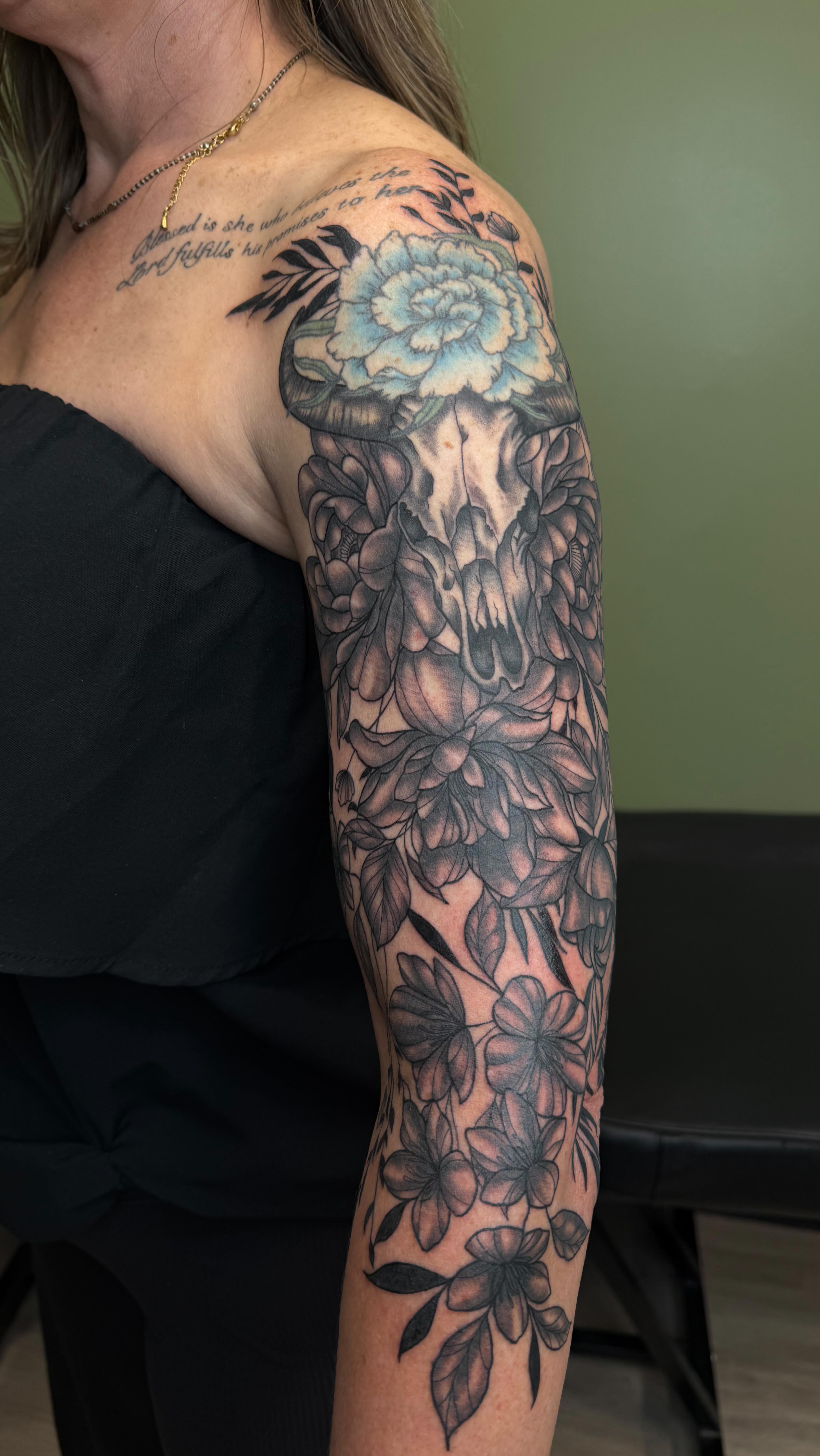 2 days and 10 hours later!
#sanantoniotattooartist #femaletattooartist #floraltattoo #customtattoo #blackandgreytattoo