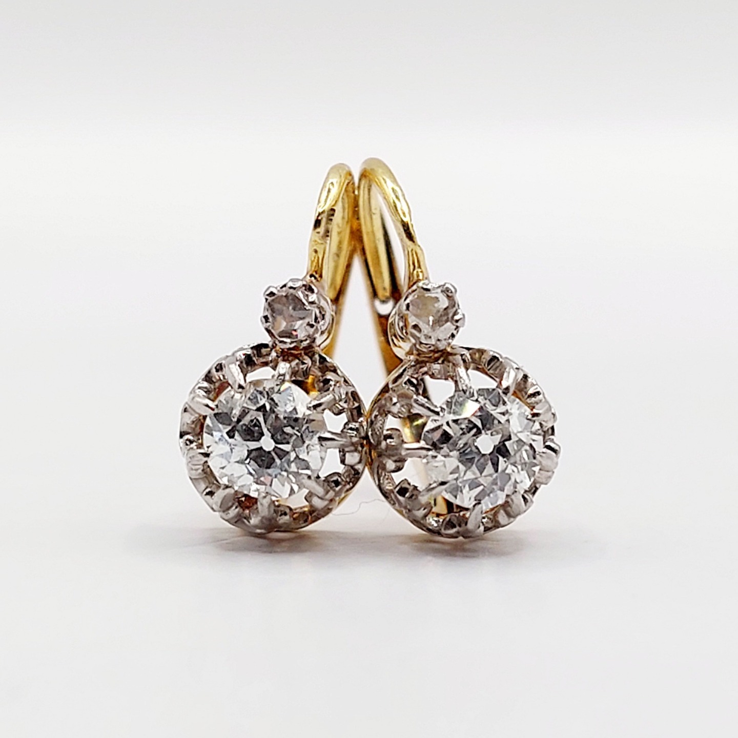 /// SOLD /// French antique sleepers earrings 18k gold set with 0.60 carats of old cut diamonds in fleur-de-lis settings (circa 1900) lever back dormeuse
PRICE : 1080€
Magnificent antique French work from the 1900s
Size: 14 x 7 mm
Weight: 2.53 g
Main diamond size: approximately 4.2/4.3 mm (estimated at 0.30 carats each)
Diamonds in very good overall condition, with some small inclusions visible
Micro-scratches from use
Eagle's head hallmark and partial goldsmith's hallmark (French Hallmarks) numbered 6098
#diamondearrings #oldminecutdiamond #diamondsleepers #diamondleverback #leverbackearrings #leverbackearrings #dormeuses #trempleuse #bouclesdoreilles #bouclesdoreillesdiamant #diamant #diamond #antiquediamondearrings #dormeuse #dormeuses