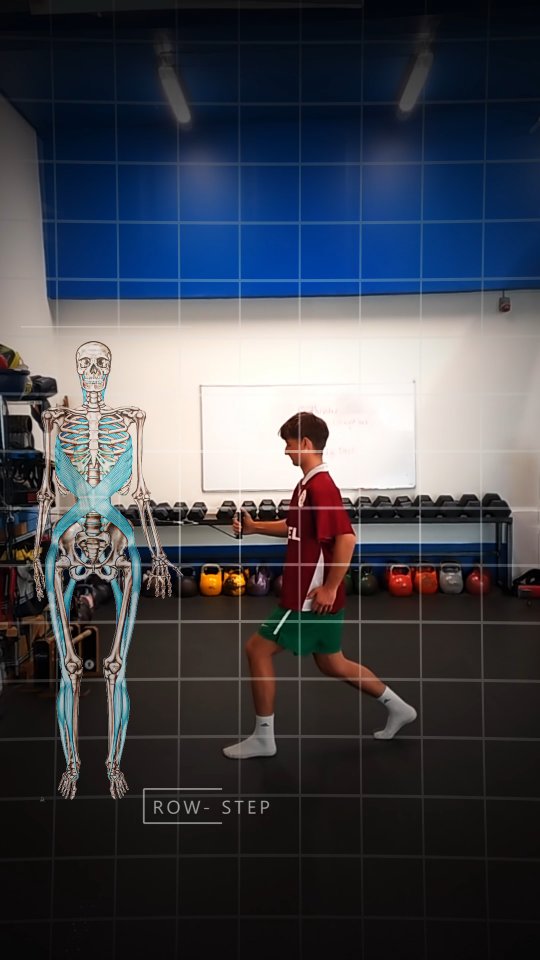 Vil du gerne forbedre din bevægelse, blive mere stabil og have bedre koordination? 😃
Så prøv at integrere din row med et dynamisk step. Det skaber bedre dynamik i dine bevægelser – det gør dig mere eksplosivt – øger din performance, samt forbedrer dit gang eller løbemønster.
Sådan kan du begynde at bruge det 😉
1. Start i en lunge position – kabel i modsatte hånd som forreste ben
2. Sørg for at du har en stabil, oprejst position i dit bækken og overkroppen
3. Du udfører et row med højre arm i dette eksempel – lige efter udfører du dit step bagud med venstre, højre ben bliver helttisen forbundet til jorden.
4. Du tager et step frem igen, og tager din arm tilbage i udgangspositionen
5. Sørg igen for at skubbe din vægt frem og tilbage i øvelsen, så bliver det mere efficient
Ved at kombinere dit row med et dynamisk step, kan du skabe meget mere dynamik i dine bevægelser. 🏃
Din krop er lavet til at bevæge sig funktionelt, det vil sige de måder du bevæger dig på i løbet af hverdagen, er en sammensætning af mange forskellige bevægelser.🕵️
Begynd at bruge disse koncepter i din træning, det giver dig bedre bevægelse, mindre smerter, mere stabilitet og bedre koordination.
Der er flere guldkorn ved at integrere mere funktionelle øvelser i din træning 😉
Ved du hvorfor?
Fordi vi dækker flere bevægelser i en øvelse, som i denne f.eks. ⬇️
LUNGE – ROTATION – ROW
Det sparer dig tid, på samme tid er de pisse sjove 🔥
Hvis du har lyst, prøv at lave øvelsen. Så er du meget velkommen til at filme det, og sende det til mig.
Så giver jeg dig mit take på, hvordan du kan arbejde videre 🫡
#funktioneltræning #biomekanik #breathing #holisticcoaching #rotation #performance #balance #smertefri #bevægelse #correctiveexercise #fysioterapi