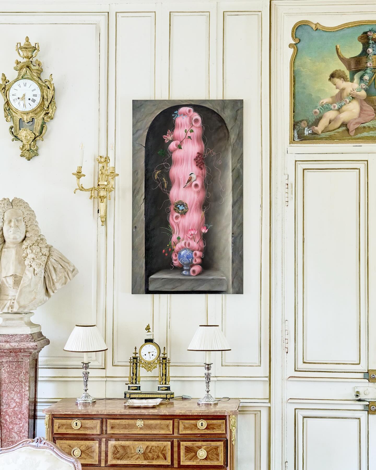 The doors of Château de Lantheuil are now open for, 𝐹𝑜𝓇𝑔𝑒𝓉 𝑀𝑒 𝒩𝑜𝓉
Xu Yang’s paintings and sculptures are settled into their new home, surrounded by centuries of history.
Thank you to everyone who joined us for the opening days, we couldn’t be more grateful for your support & enthusiasm.
The artwork pictured is:
𝒞𝑒𝓃𝓉𝓇𝑒𝒻𝑜𝓁𝒹 (𝒲𝑒 𝒶𝓇𝑒 𝒷𝑜𝓇𝓃 𝒶𝓁𝑜𝓃𝑒, 𝓌𝑒 𝒹𝒾𝑒 𝒶𝓁𝑜𝓃𝑒, 𝒶𝓃𝒹 𝒾𝓃 𝒷𝑒𝓉𝓌𝑒𝑒𝓃 𝓌𝑒 𝓈𝓅𝑒𝓃𝒹 𝑜𝓊𝓇 𝓉𝒾𝓂𝑒 𝓁𝑜𝑜𝓀𝒾𝓃𝑔)
2024-2025
Oil on linen
140 x 80 cm
This is one of Xu’s signature wig still-life compositions. Delicate forget-me-not flowers perch at the top, signifying the power of something seemingly small and the fragility of life. The weaving ivy leads us to a 𝒮𝑒𝓂𝓅𝑒𝓇 𝒜𝓊𝑔𝓊𝓈𝓉𝓊𝓈 tulip, the most in demand and expensive tulip during the Dutch Golden Age — referencing opulence and luxury. Much like the Dionysus grapes and life’s pleasures. A sitting Shrike is preparing attack on a near hatchling chick from the nest below. Predatory and violent nature exists within and alongside beauty. Lotus flowers spring upwards in the conquest of muddy waters - an offering of purity. The masculine Chinese opera mask looks on stoically, sweet strawberries bobbing temptingly.
Château de Lantheuil
12 June - 10 July
Weds-Sun, 2.30 - 6.30pm
Images by Bater & Street. Installation view, ‘Forget Me Not’ | Xu Yang. Courtesy of von Goetz.
#lucyvongoetz #XuYang #ForgetMeNot #XuYang_Art #vonGoetz