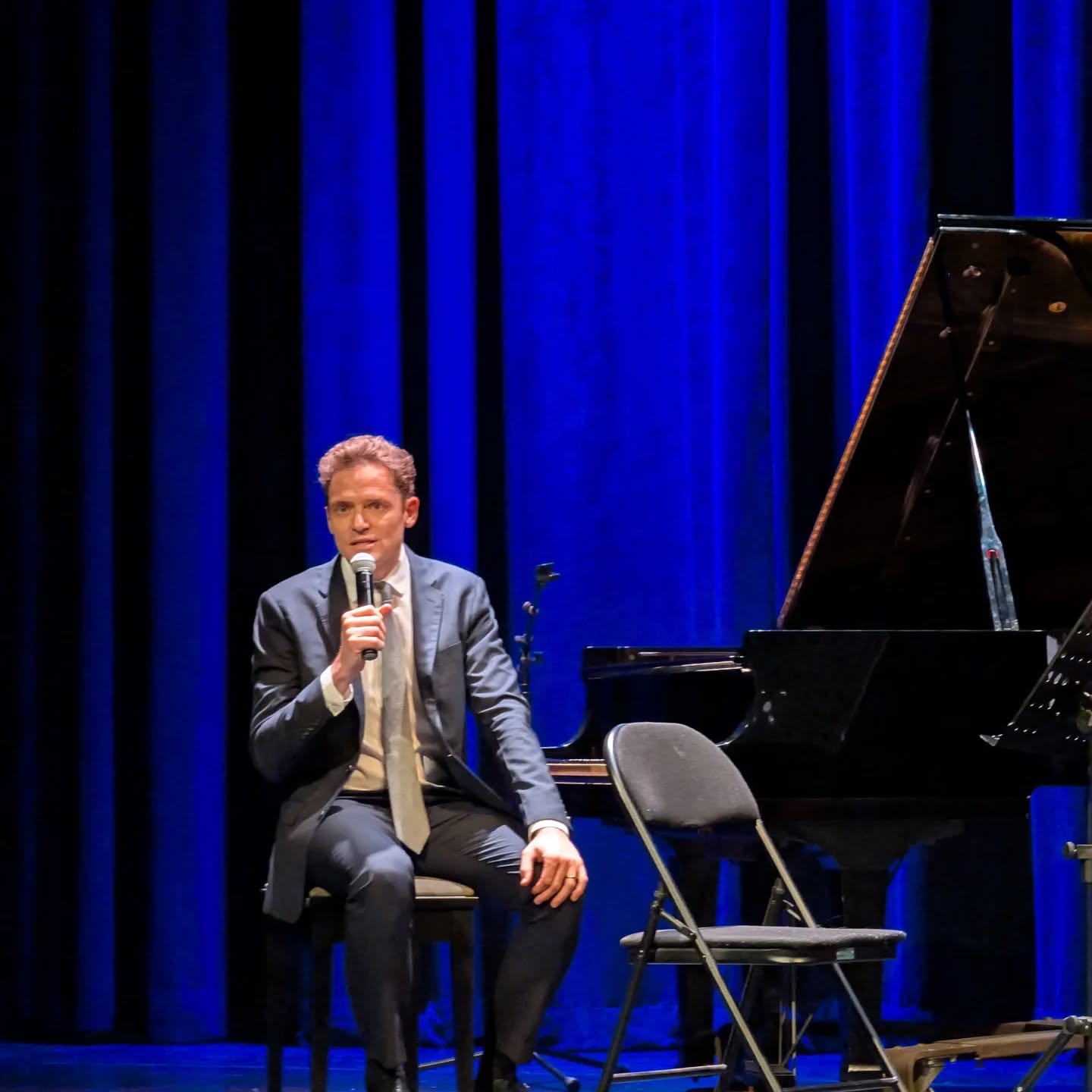🎹✨ Cuando la música narra lo invisible
Durante la gala del Costa Rica Media Market, tuve el privilegio de escuchar en vivo al compositor y pianista Arturo Cardelús. Su presencia fue serena, pero su música… intensamente poderosa.
Cada nota, cada pausa, contenía el peso de una historia. De esas que no necesitan palabras porque van directo al corazón.
Arturo nos recordó que el arte no siempre busca respuestas: a veces solo quiere hacernos sentir.
Y en un mundo que corre, eso es un acto de resistencia… y de belleza.
@arturo_cardelus
#ArturoCardelus #CostaRicaMediaMarket #MusicaQueEmociona #CulturaViva #EveValverdeAtelier #IndustriaCreativa #LujoConPropósito