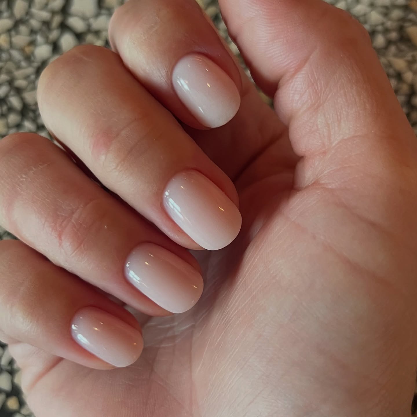 Pale peach, de meest geliefde kleur van vele op dit moment 🍑🫰🏽
#anole #anolepalepeach #anolebg78 #gelnails