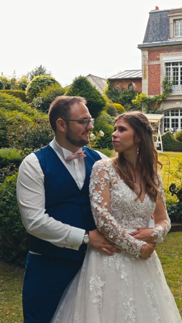 Julie & Antoine sont deux grands romantiques, et ça se ressent dans chaque regard qu’ils échangent.
Ils m’ont confié la réalisation de leur film de mariage… et quelle journée j’ai passée à leurs côtés !
Des rires, beaucoup de tendresse, et un petit Arthur (leur fils) qui a mis l’ambiance dès les préparatifs avec ses remarques pleines de spontanéité 😄
Leurs proches, chaleureux et attentionnés, nous ont offert — avec le photographe — de vrais moments de complicité et de rires. Leur humour a apporté une belle légèreté à cette journée déjà riche en émotions.
Un mariage sincère, joyeux, sans artifice dans le cadre magnifique du Manoir Le Louis XXI… exactement ce que j’aime capturer.
Hâte de leur remettre le film 🎥
#mariage #wedding #weddingday #weddingdress #weddinginspiration #weddingfilm