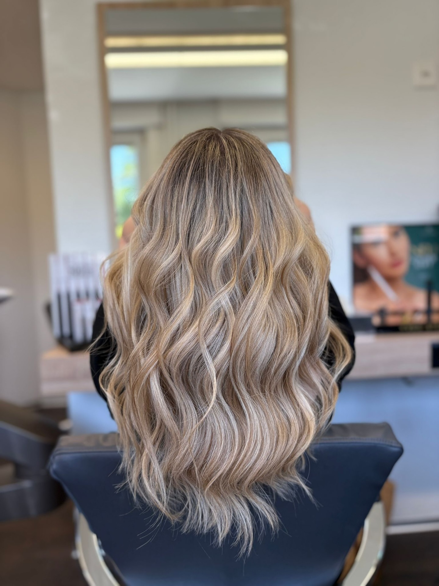 ✨ Blond-Transformation ✨
Natürlich, weich und strahlend – so sieht perfektes Blond aus! 💛
@aurorashairgallary
#blondhair #blondetransformation #naturalblonde #hairexpert #labiosthetique #zollikhair #blondspecialist #summerblonde☀️