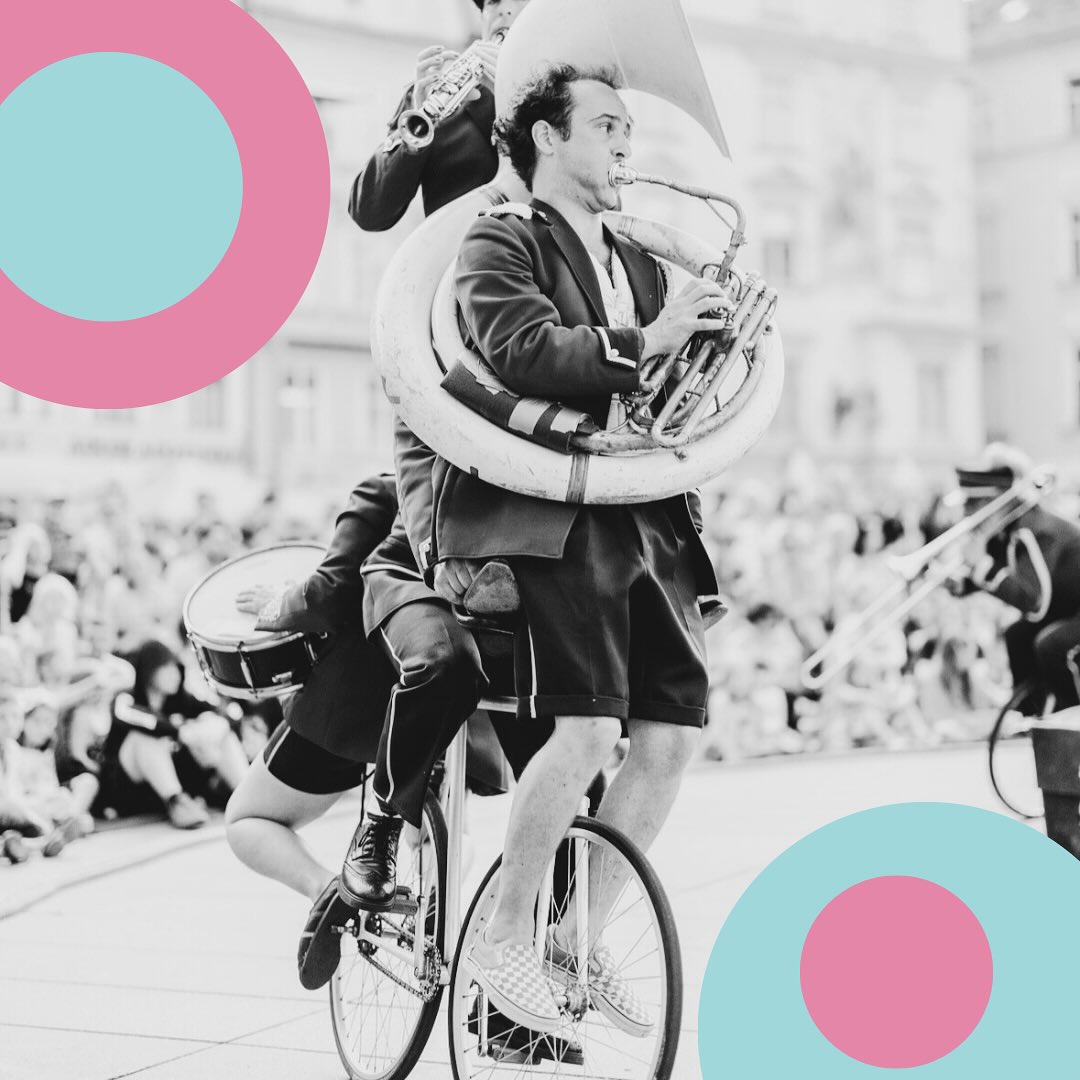 Sa. 14.6.2025, ab 17.00 Uhr Circa Tsuïca, Zirkuskappelle aus Frankreich
Die verrückte und grossartige französische Akrobatikgruppe und Musikkapelle Circa Tsuïca macht dank einer Kooperation mit dem Zirkusfestival cirqu' in Aarau einen Abstecher nach Oltingen. Ab 17.00 Uhr sind sie im Dorf unterwegs mit ihren Blasinstrumenten und geben dann um 18.00 Uhr einen Musik-Workshop für Gross & Klein (ab 8 Jahren) im Ochsen. Und nach dem Abendessen (19.30 Uhr, wir bitten um Reservation) spielen sie als Schlussbouquet ein Konzert auf der Ochsenbühne. Das wird vergnüglich und gesellig – unbedingt vormerken und vorbeikommen! Eintritt: Topfkollekte, Richtpreis Fr. 25.–.
#circatsuica #akrobatik #ochsenoltingen #oltingen #ochsenmachtglücklich @cirquaarau