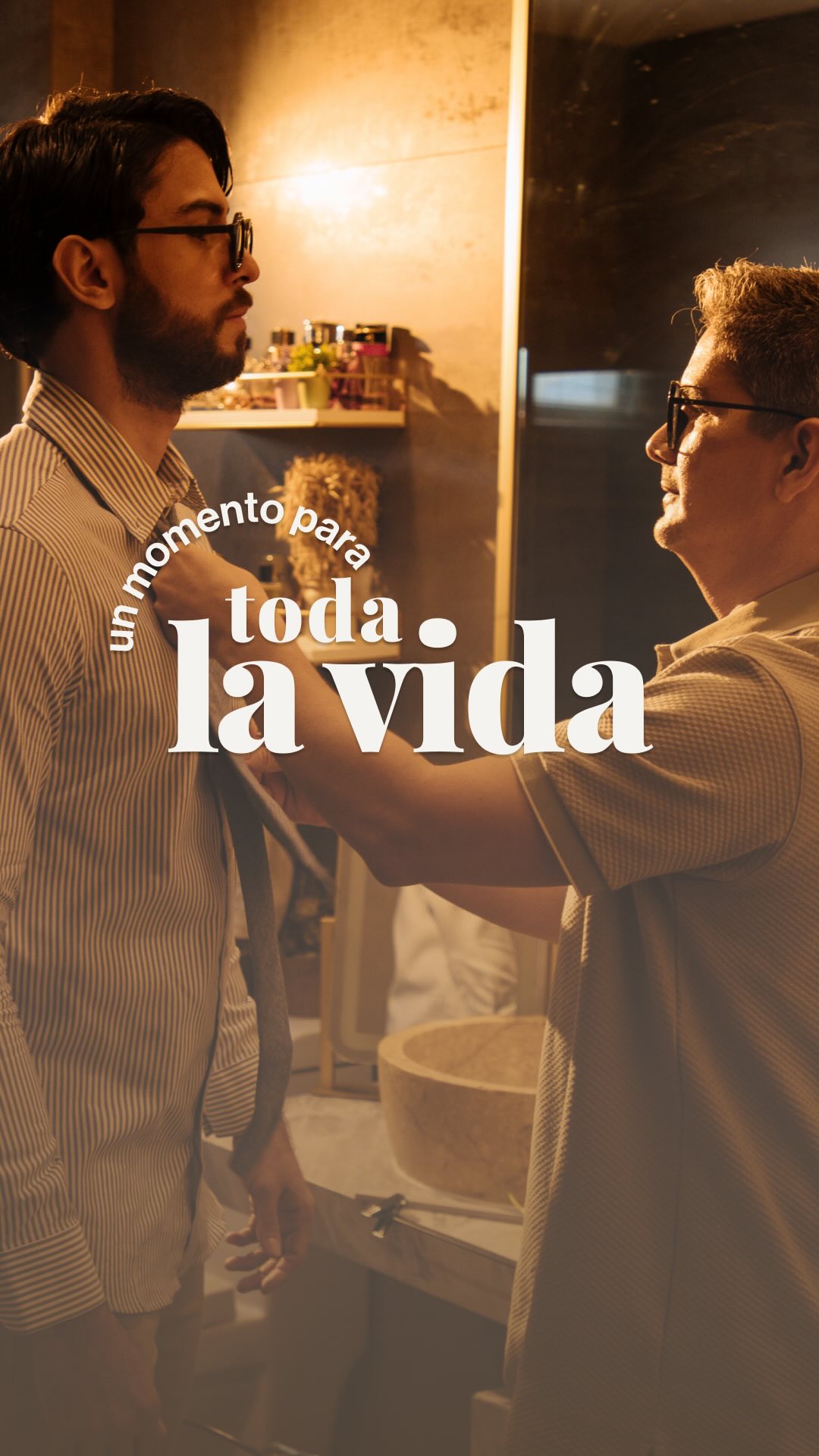 Un Momento para Toda la Vida
Hay momentos de nuestra juventud que se quedan grabados para siempre. Instantes sencillos: una risa, un consejo, una mirada; que con el tiempo se convierten en legado. Si tenemos suerte, esos gestos se repiten generación tras generación. Y es ahí donde entendemos que ser papá también es dejar huella todos los días.
Feliz mes del Padre: Un homenaje a esos momentos que nos marcan y a los padres que, con cada gesto, nos enseñan el verdadero significado del amor y la huella que dejamos en el mundo.
Gracias a nuestro equipo por traer a la realidad esta idea por la que tanto llevabamos pensando
@tanm.20
@jeisonblancop_
@thestyle_editbydh
@leonardodguez
@paulalpzmakeup
@senengonzalez_
@haroldsalazar2024
@wilmer_239
.
.
.
.
#tiendasvictor #mesdelpadre #ropadehombre #parati