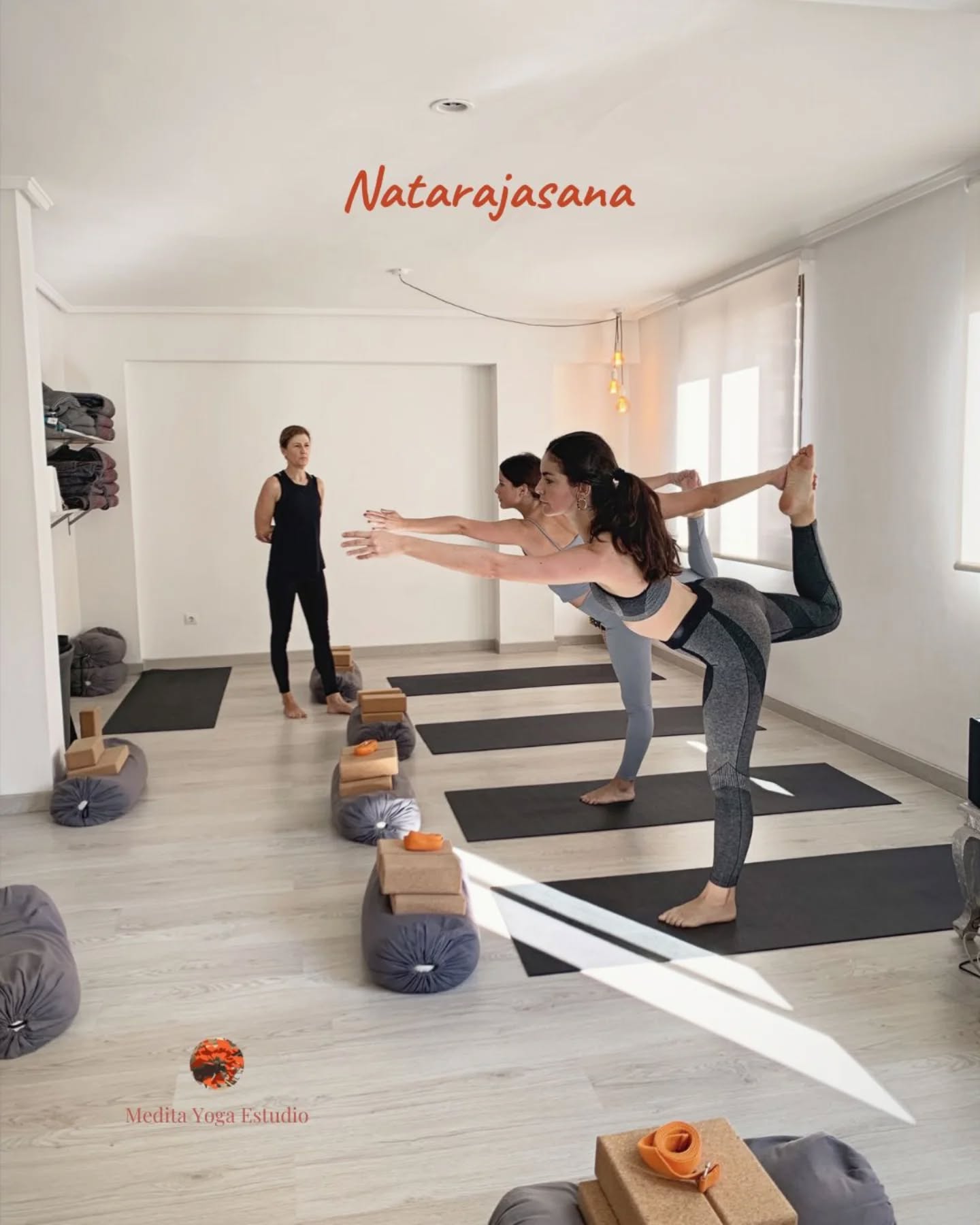 ✨ Encuentra tu equilibrio interior ✨
En Medita Yoga Estudio no solo practicamos posturas… cultivamos presencia, foco y conexión.
En la imagen, nuestras alumnas sostienen Natarajasana, la postura del bailarín —una asana que nos recuerda que la estabilidad nace del movimiento consciente.
🌿 Si buscas un espacio acogedor donde avanzar en tu práctica, rodeada de calma y buena energía, ven a conocernos.
💫 Clases para todos los niveles, grupos reducidos y atención personalizada.
📍Estamos en el corazón de Valencia. meditayogaestudio.es
➡️ Escríbenos y empieza tu camino con nosotros.
#MeditaYogaEstudio #YogaEnValencia #Equilibrio #YogaConCorazón #ClasesDeYoga #Natarajasana #YogaValencia