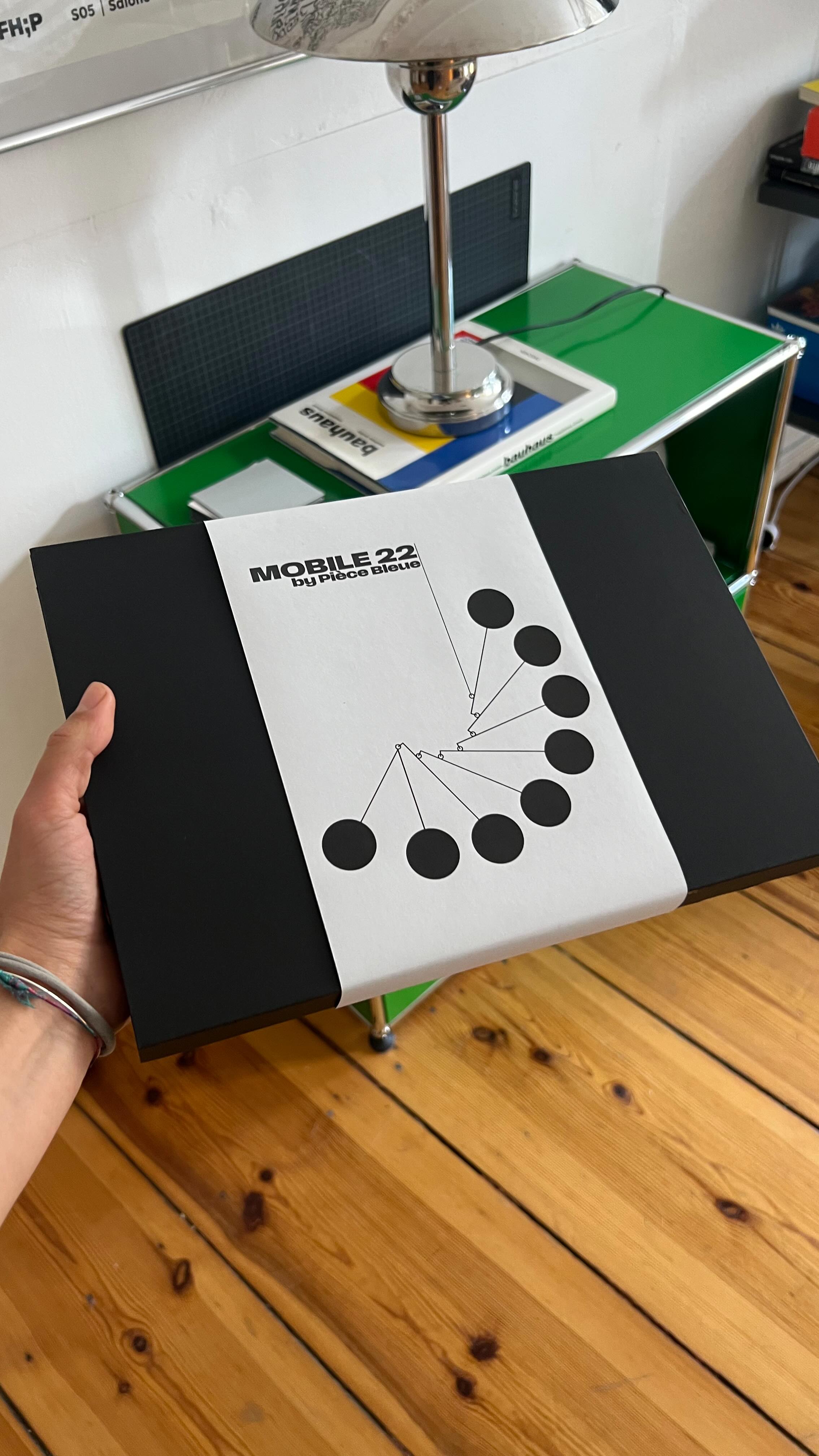 How the MOBILES 22 are packed before shipping :)
The technique needs to be improved, as it takes some time, but it’s kind of meditative, so I don’t really mind!
Mobile 22
Kinetic mobile, designed in Berlin, made in Germany and available in three colors - blue, red and black.
Delivery within Germany: 2-3 days!
Visit piecebleue.com (link in bio)
#Kineticart #Kineticmobile #Mobile #MadeInGermany #BerlinDesign #HomeDecor #MobileArt #PièceBleue #Interiordesigngifts #interiordesignproducts #homedecorgifts