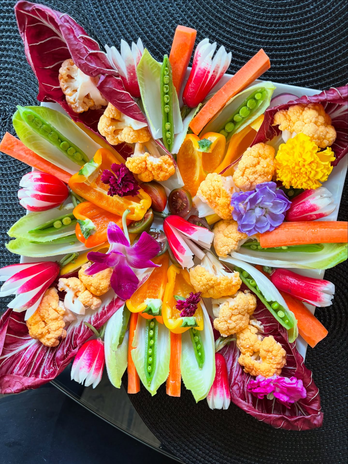 🥂50th birthday cooking demo🥂
Had a blast doing a private party cooking demo this week.👩🍳
Starting off with this lovely veggie platter with fresh veggies and edible 💐 🌹🌸
On the menu📖
🥑 Apple pomegranate avocado dip with tortilla chips
🍅Bruschetta served on grilled bread
🍐Roasted pear salad with goat cheese and candied pecans
🍗Grilled Peruvian chicken and tofu with green chili sauce
🥔 Grainy mustard potatoes with charred onions
🍫 Warm skillet brownie with homemade French vanilla ice cream and caramel sauce
🎉🎉🎉
Private cooking demos parties upon request.
#partyideas #birthdaycelebrations🎉 #rd
#torontofoodies #foodiesofig