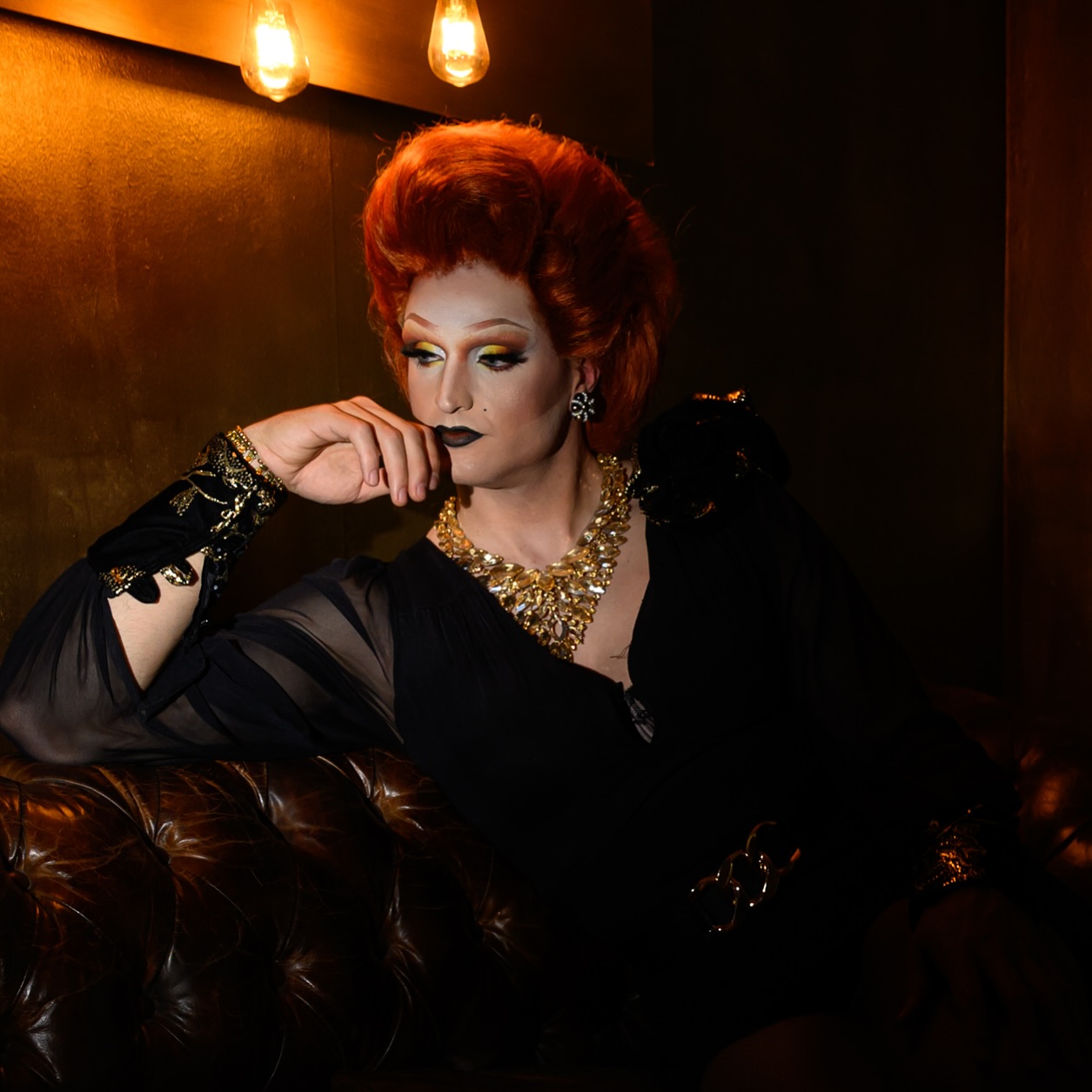 💎
“Adornment, what a science! Beauty, what a weapon! Modesty, what elegance!” – Coco Chanel
Jewels don’t make the queen.
But they do know how to worship her.
#CocoChanelWisdom #StatementJewels #DragInLuxury #EveningGlamour #OpulenceRealness #BarLoungeEleganza #OdetteServingYou
Pic by @steve_w_grams