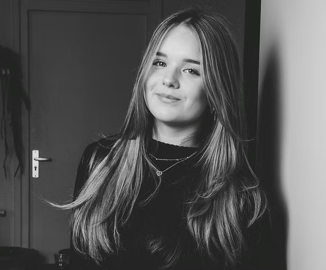 Young & ambitious, dat is Fabienne in één zin.
Ze begon bij Climax Hair als stagiaire en viel direct op met haar energie, precisie en passie voor kleur. Tijdens haar stage in Barcelona verfijnde ze haar techniek en inmiddels laat ze dagelijks haar creativiteit zien op onze salonvloer.
Altijd op zoek naar de perfecte tint, met oog voor detail en een drive om te blijven groeien.
💥 Boek nu met 15% korting op al je online afspraken – verlengd t/m 6 juni
Gebruik code ZOMER15 via climaxhair.nl
📍 Laat Fabienne je verrassen en stap de zomer in met een frisse look