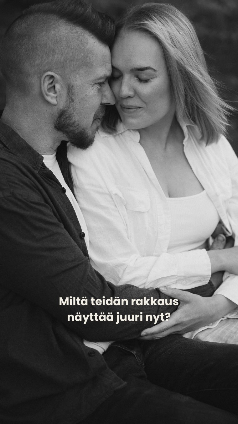 Milloin viimeksi olitte kaksin ja keskityitte vain toisiinne? Parikuvauksessa saatte olla juuri sellaisia kuin olette ja saatte aikaa olla aidosti läsnä toisillemme. Kuvauksen voi yhdistää vaikkapa osaksi treffejä!
Haluan tallentaa teille kuvia, joissa näkyy kaikki se, mitä te just nyt olette ja miltä se tuntuu. Tällaiselta se voi näyttää, mutta muista tää tärkein — se saa näyttää kaikinpuolin just teiltä. Jos meette mieluummin vaikka kansallispuistoon tulistelemaan tai merenrantaan piknikille, niin let’s go!
Jos tää kolahti, niin laita viestiä ja suunnitellaan just teidän näköinen kuvaus kesälle. Kuvaan pääasiassa Salon ja Turun seudulla, mutta kauemmaskin lähden jos vain aikatauluihin sopii. 👋🏻💛