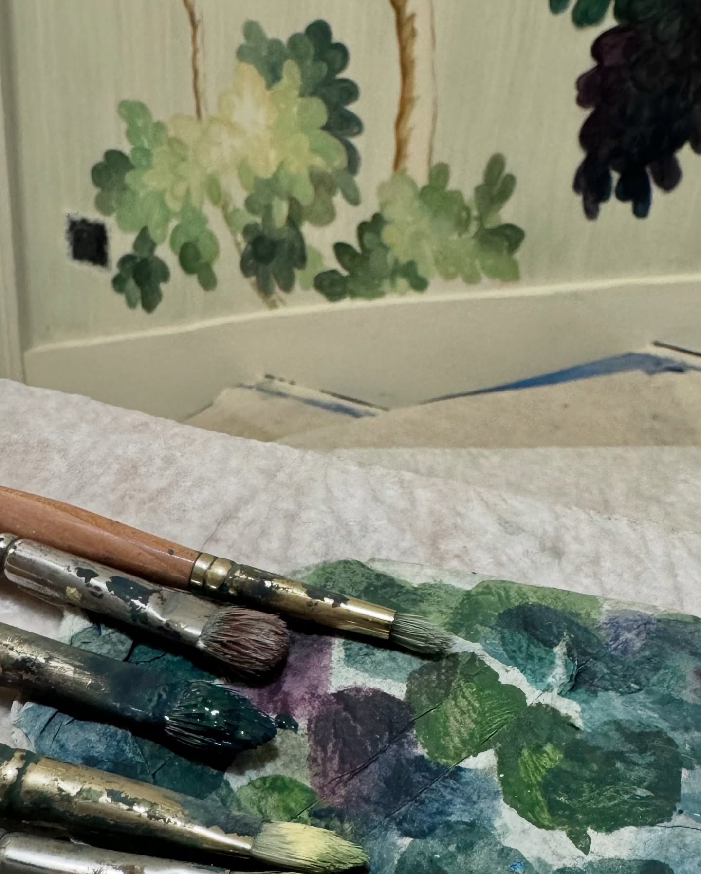 Le projet avance ! Ce n’est plus un simple mur !
La réalisation de cette fresque a duré 2 mois, je suis venue y travailler en parallèle d’autres projets professionnels.
J’ai vite pris l’habitude de m’y rendre, c’était devenu ma 3ème maison ! (Oui parce que j’ai déjà une 2ème maison… Le Louvre 🤣)
Je m’y suis même fait une nouvelle copine 🐈
Merci à mes clients de m’accorder leur confiance et de me permettre de figurer sur des lieux remplis d’histoire 🙏❤️
@paulfranceofficiel une collab pour des serviettes ?🤭
#Collaboration #MaisonParisienne #Fresque #ArtWork #Paris