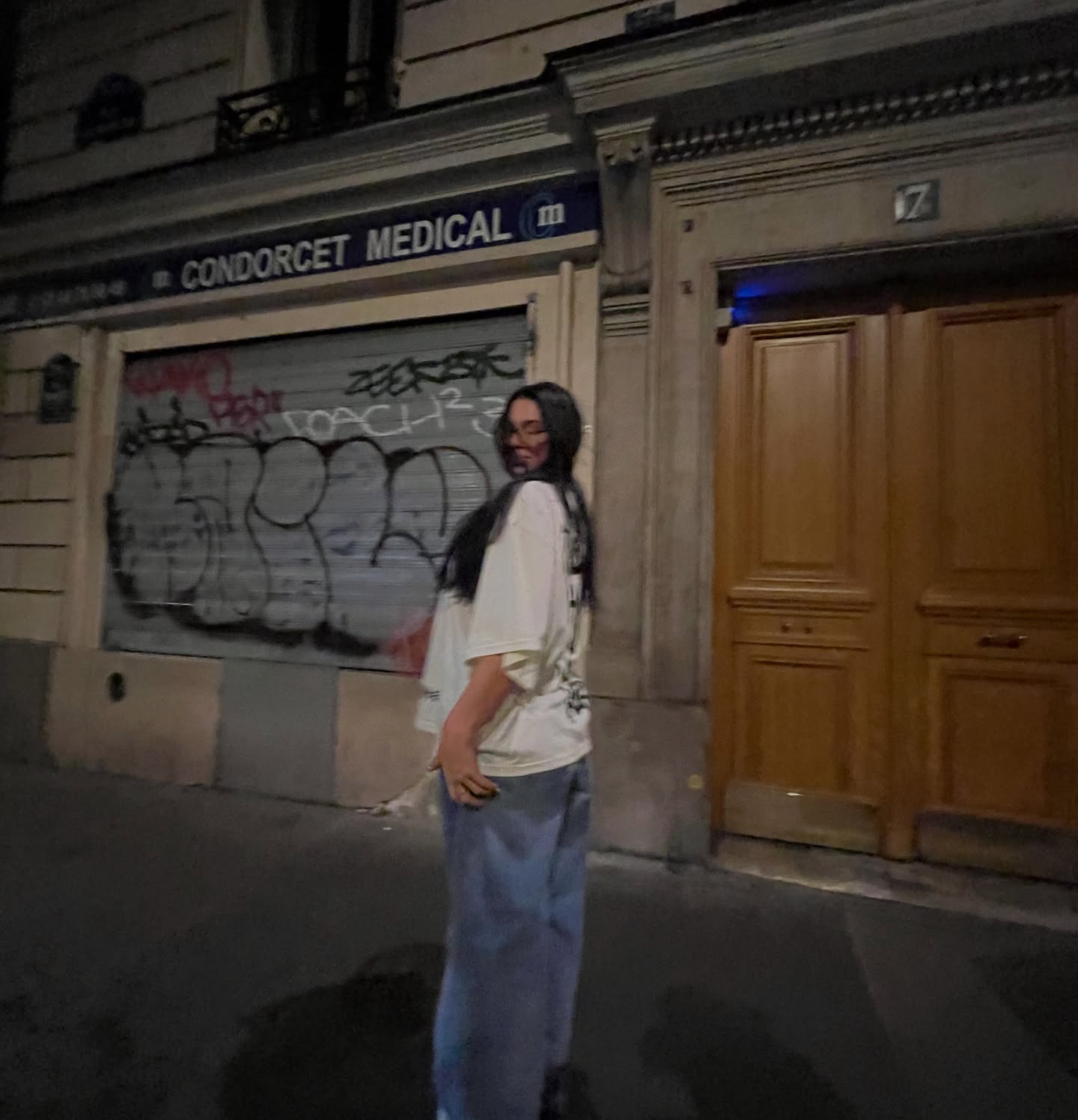 One thing I will always do is take my heart to the places it can be the most like itself; full, easy, and open. And when my heart is aligned, I am my truest self 🖤 Out & about with @remybourdeau