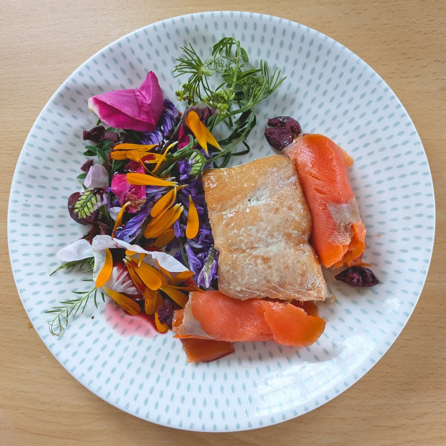 Wildbiome Project Day 76 (maybe) 🌿💚
All the days are rolling on by and I'm still physically feeling great. Only two weeks to go! I cannot decide if I'm happy or not 😆🫣
Eating seasonally is something we are not very good at. I used to eat a banana everyday of the year! That seems a little mad now when I think about it. Where was it grown? How much energy did it take to get to my fruit bowl?
The Wildbiome Project allows you to really start listening to your body. It's like everything is quieter, more simple. What's been really interesting is how naturally my body starts to crave foods that are coming into season. Gone are the spring greens and I'm not sad about it. I don't want them. I want the crunch of the saltmarsh. Substantial and textured. I want fresh fruit straight off the tree. Sweetened from the sunlight. I'm not alone @monicawilde, our fierce leader 👣 says the same. We can nourish ourselves if we have the chance to listen.